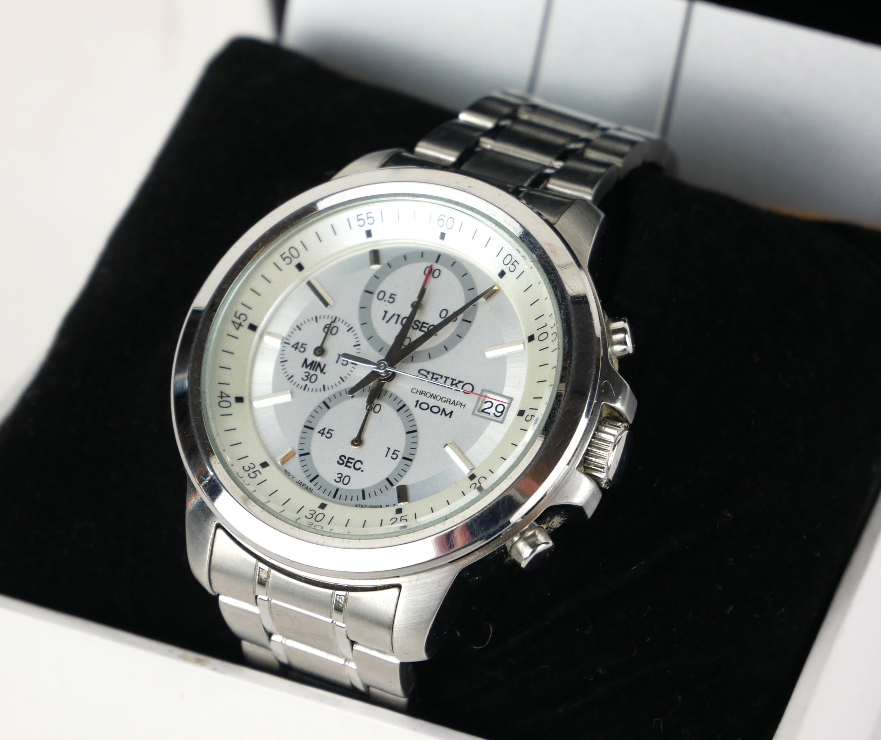 SEIKO, CHRONOGRAPH 100M, A GENT'S STAINLESS STEEL WRISTWATCH Having a silver tone dial with three