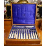 MAPPIN AND WEBB, AN EARLY 20TH CENTURY SILVER PLATED CANTEEN OF CUTLERY Comprising twelve knives and