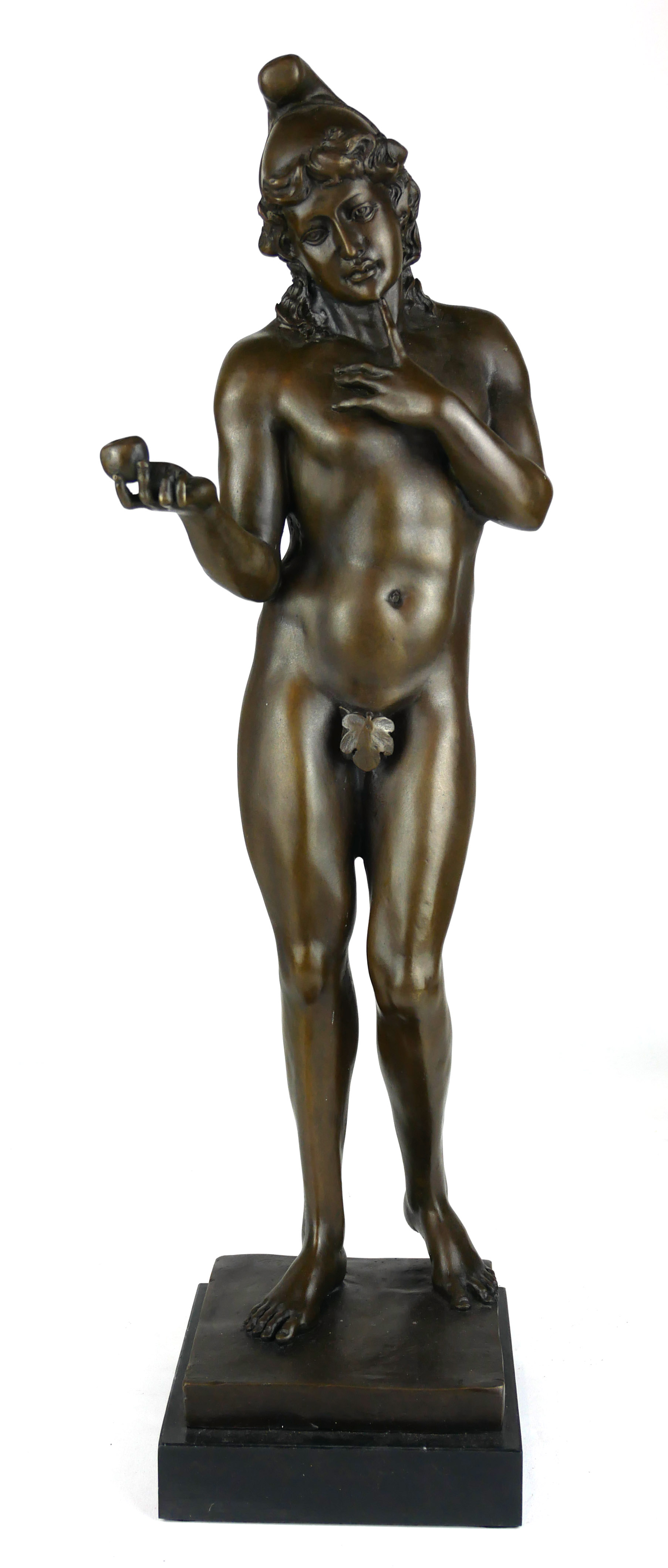 A BRONZE STATUE ROMANESQUE NAKED BOY HOLDING AN APPLE On black marble base. (51cm) Condition: good