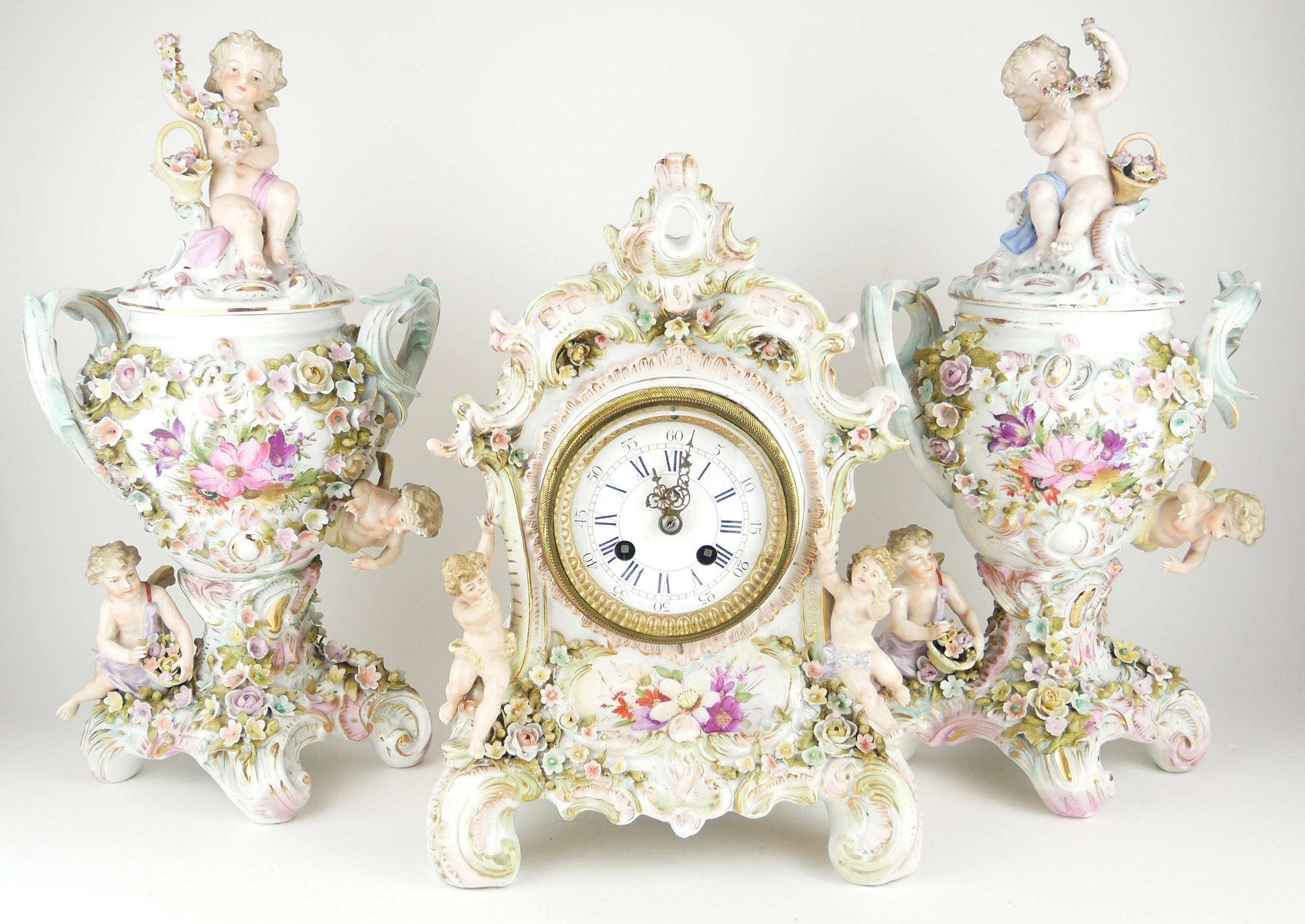 THURINGIAN, SITZENDORF, A LATE 19TH CENTURY HARD PASTE PORCELAIN FIGURATIVE MANTEL CLOCK