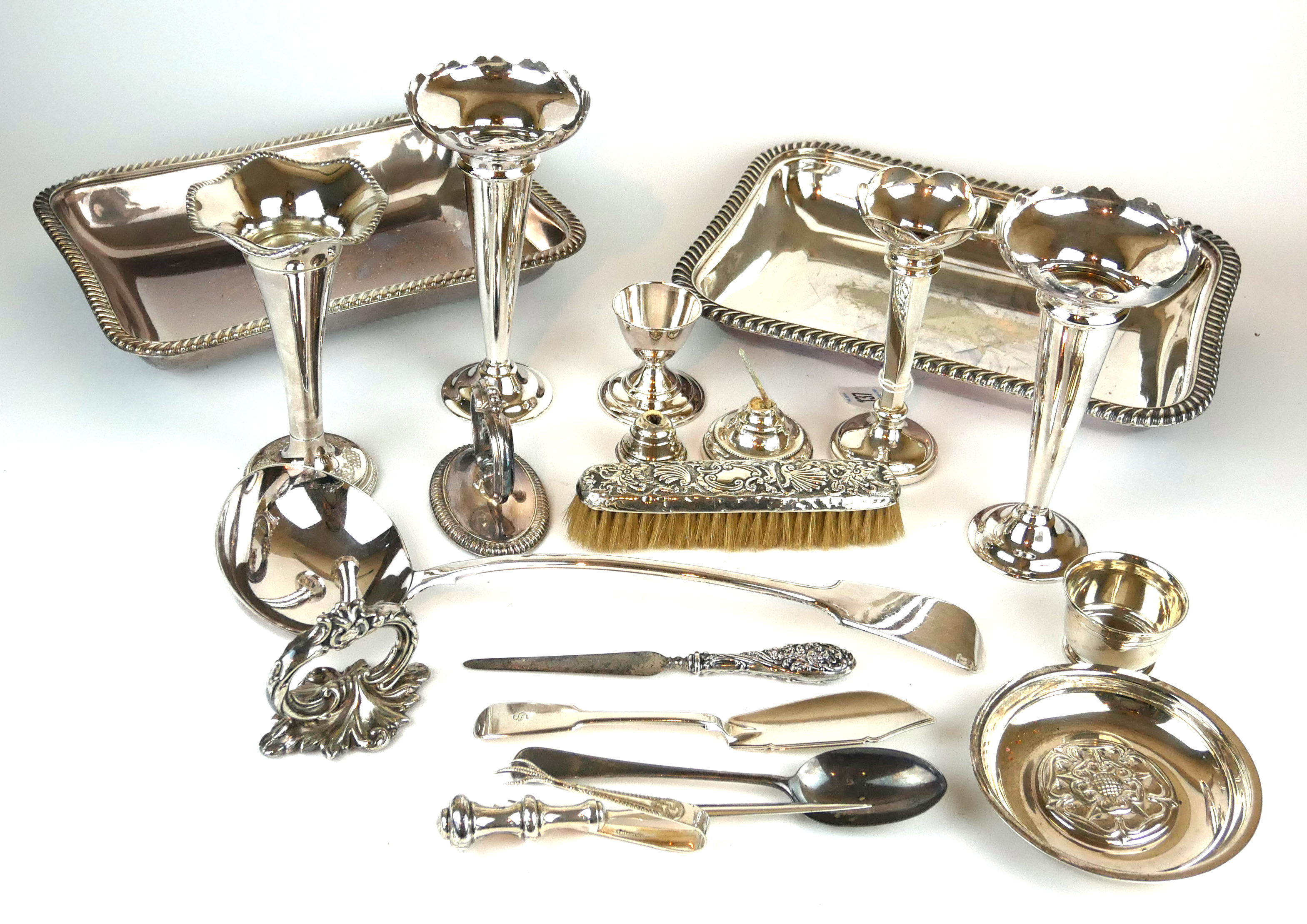 A COLLECTION OF 20TH CENTURY SILVER TRINKETS Comprising an ashtray with Tudor rose design, a trumpet