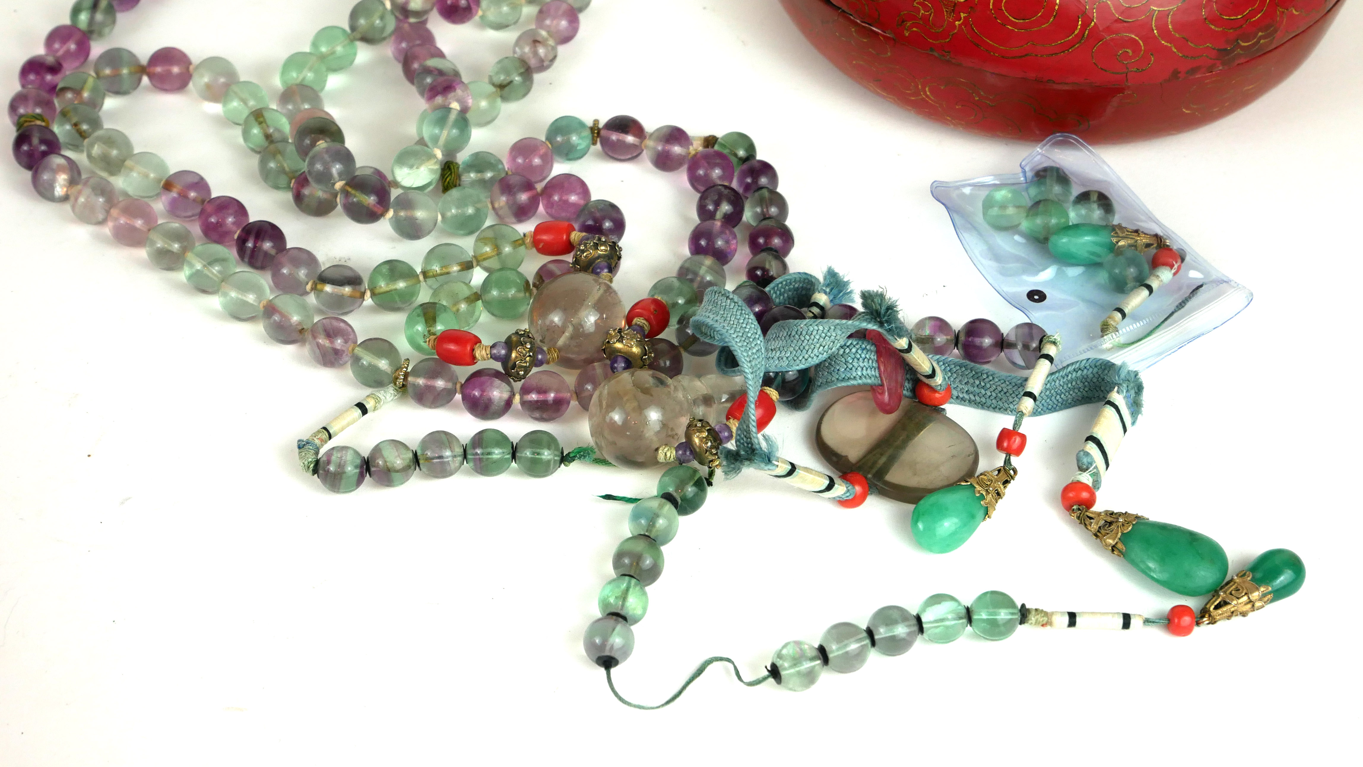 A CHINESE GLASS CHAO ZHU DESIGN COURT NECKLACE The strand of spherical coloured glass beads - Image 2 of 2