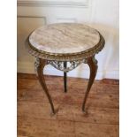 AN EARLY 20TH CENTURY BRASS CIRCULAR OCCASIONAL TABLE With inset marble top above a pierced feet