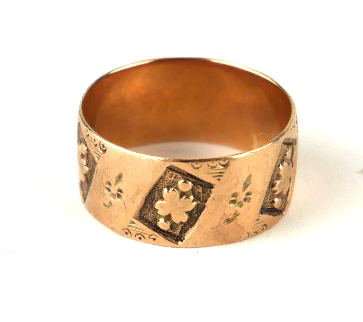 AN 19TH CENTURY GOLD RING Unmarked, decorated with four leaf clovers (size Q).