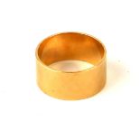 AN 18CT GOLD WEDDING BAND (size M).