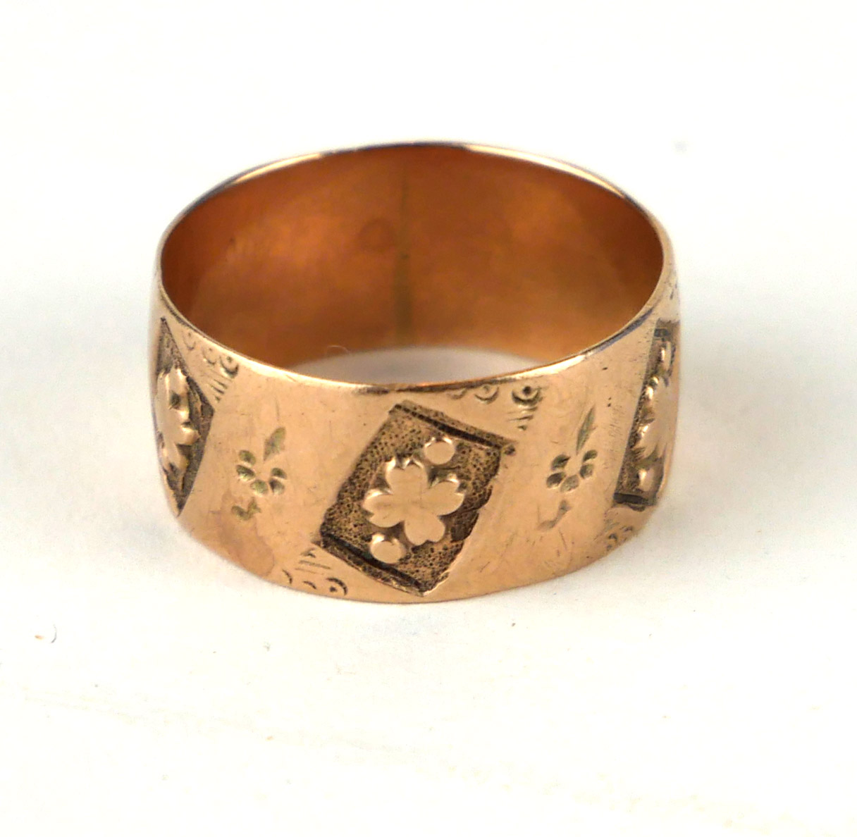 AN 19TH CENTURY GOLD RING Unmarked, decorated with four leaf clovers (size Q). - Image 2 of 3