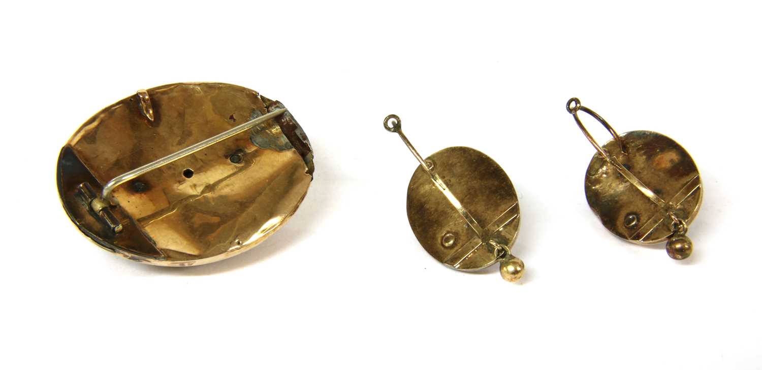 A Continental gold split pearl and enamel brooch and earring suite - Image 2 of 3