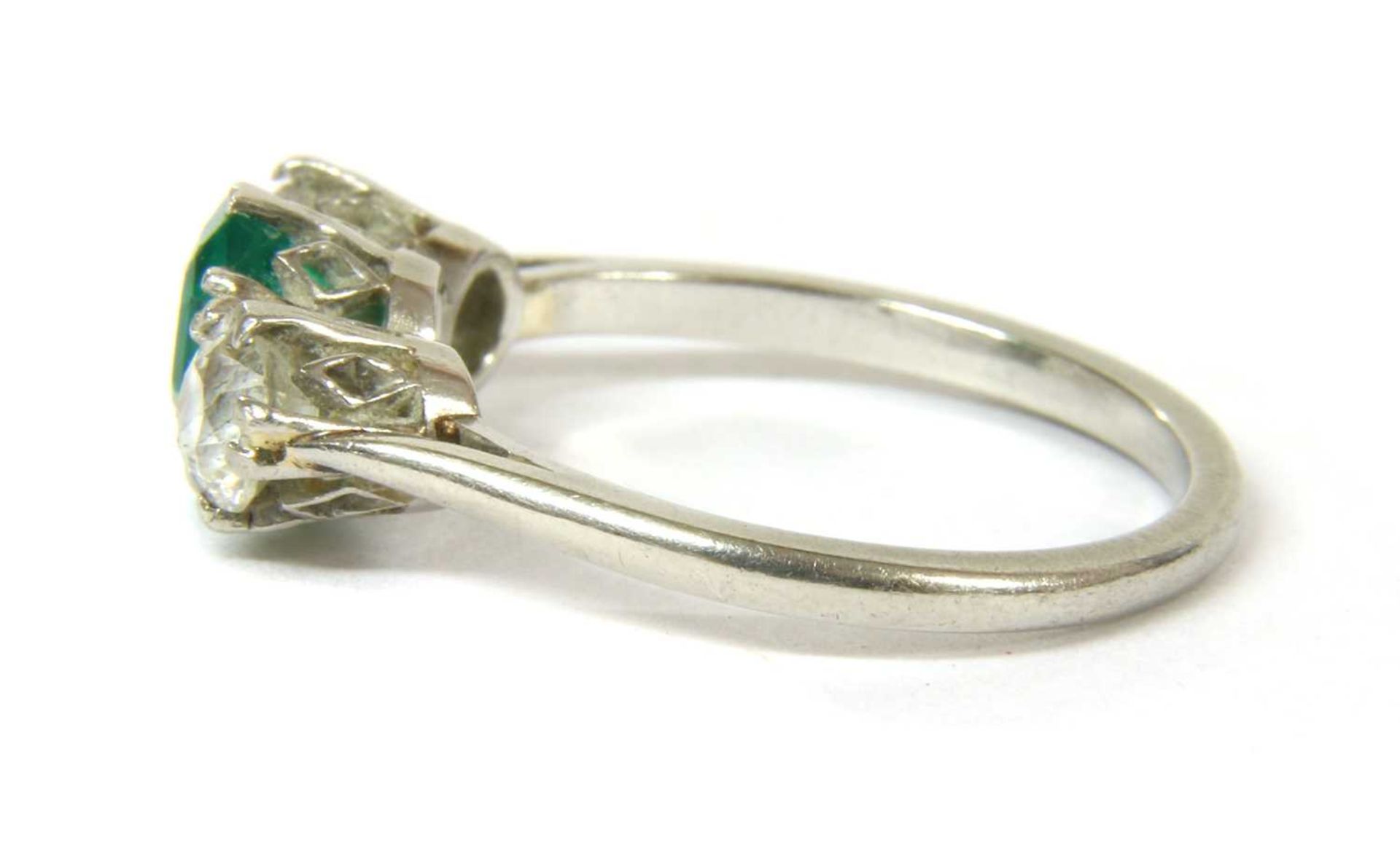 A three stone emerald and diamond ring, - Bild 4 aus 4