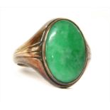 A gold single stone jade ring,