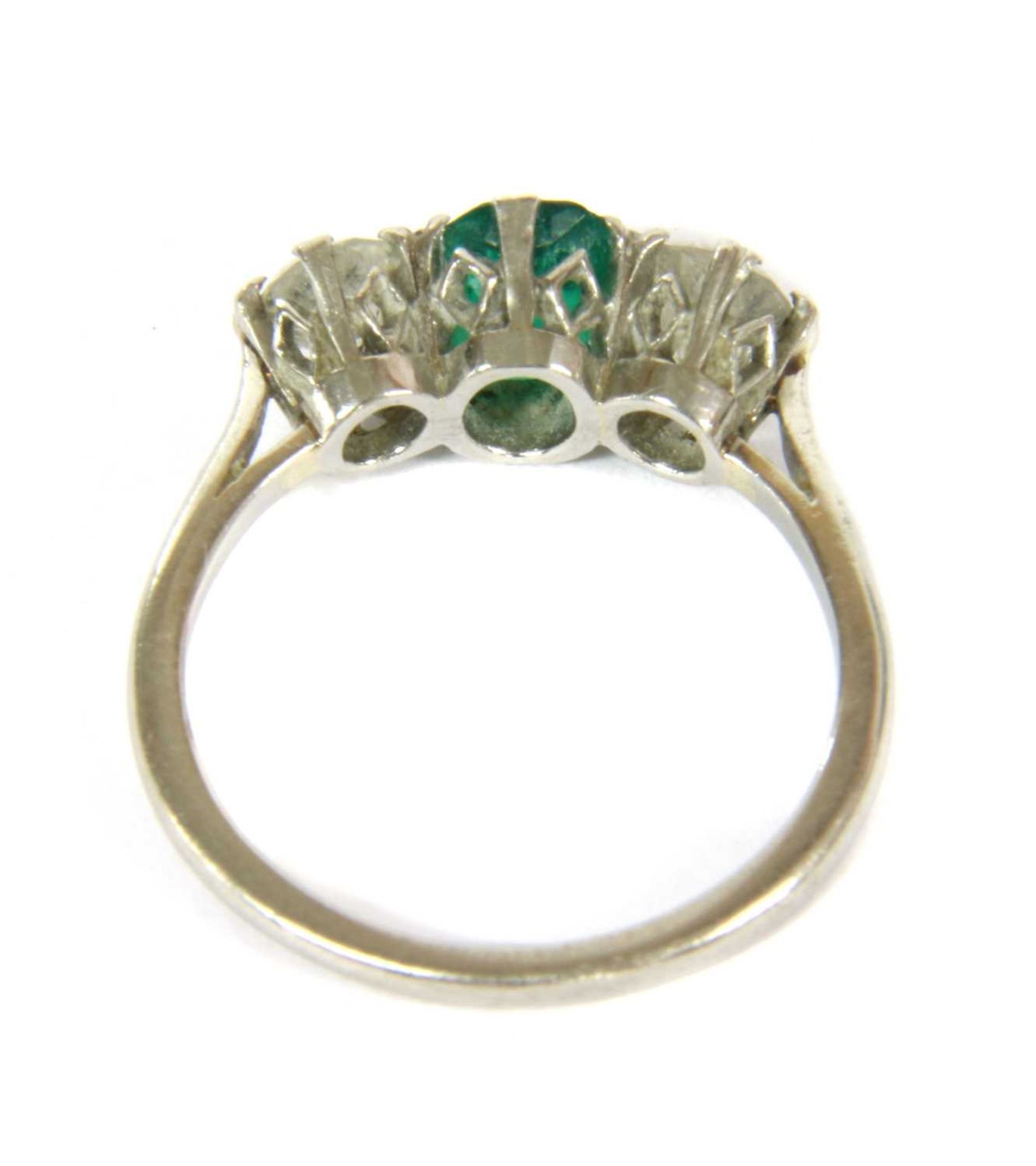 A three stone emerald and diamond ring, - Bild 3 aus 4