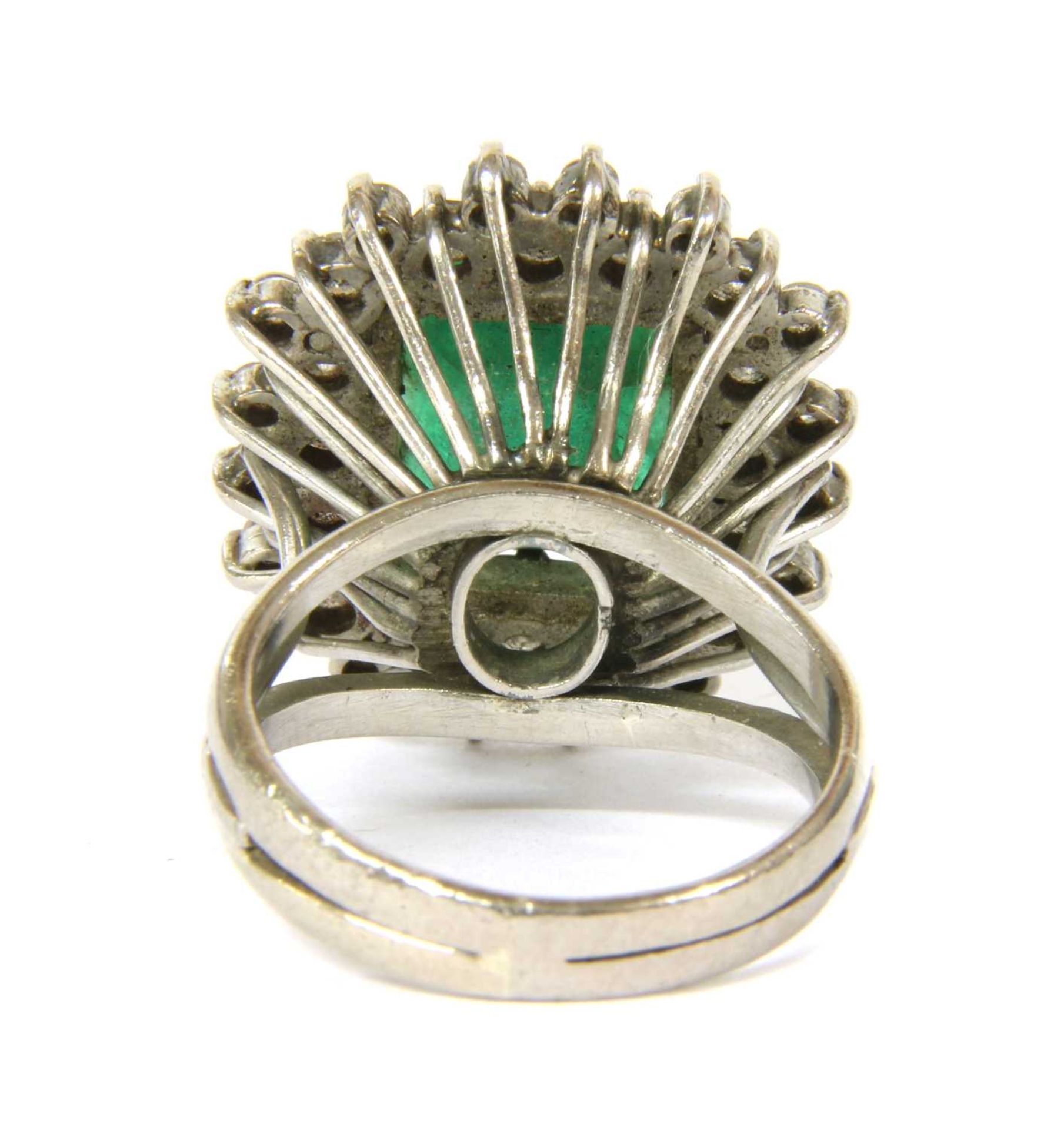 An 18ct gold emerald and diamond rectangular cluster ring, c.1970 - Bild 2 aus 3