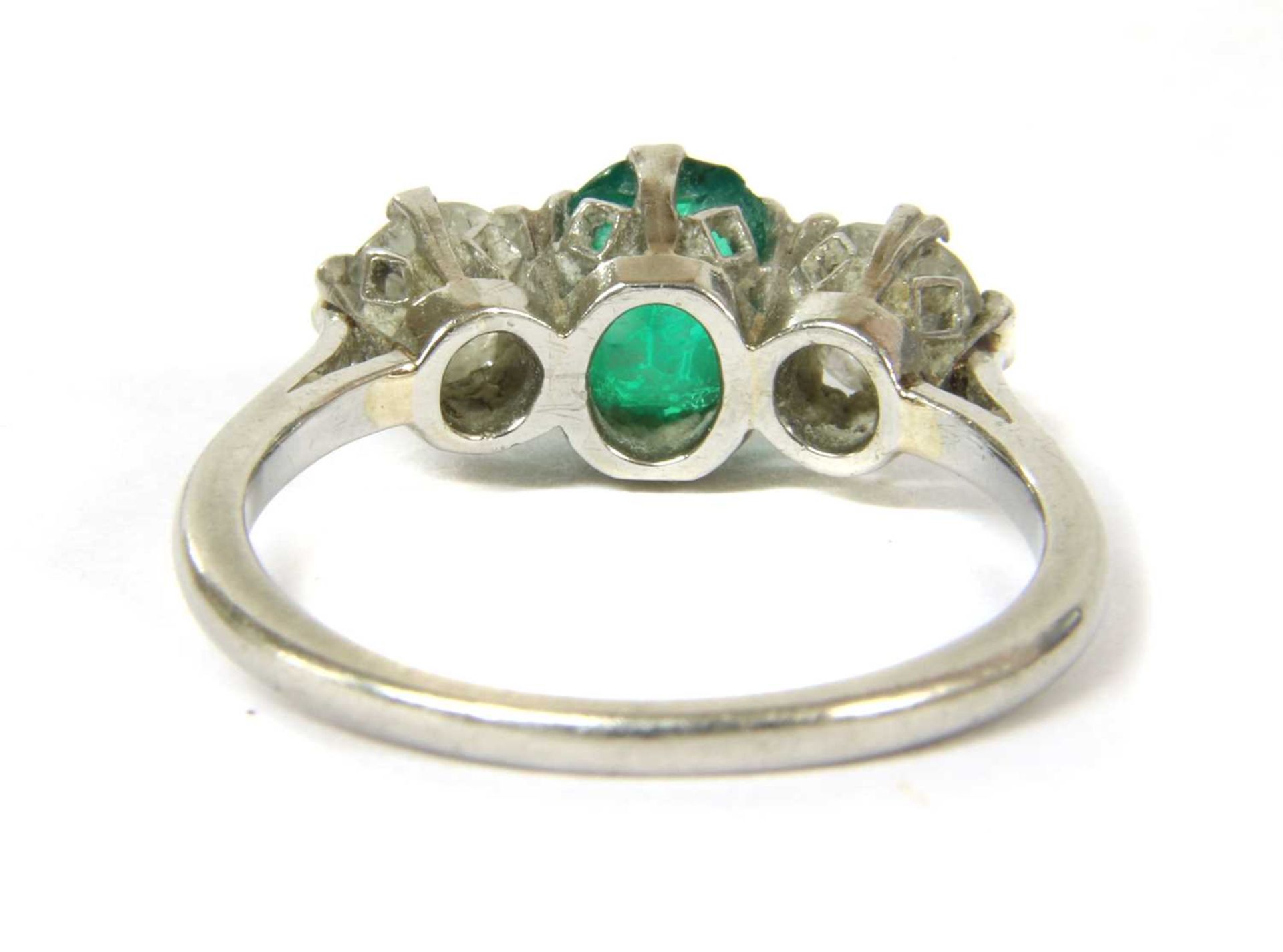 A three stone emerald and diamond ring, - Bild 2 aus 4