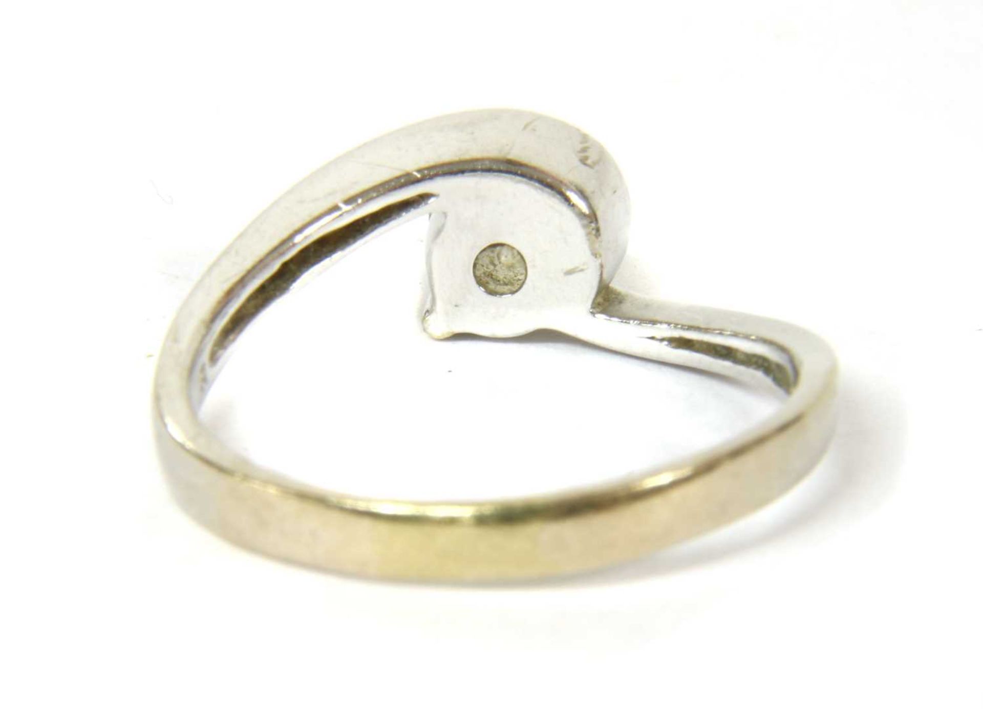 A white gold single stone diamond ring, - Bild 2 aus 3