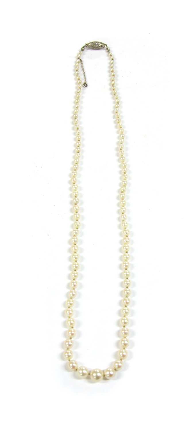 A single row graduated cultured pearl necklace, - Image 2 of 3