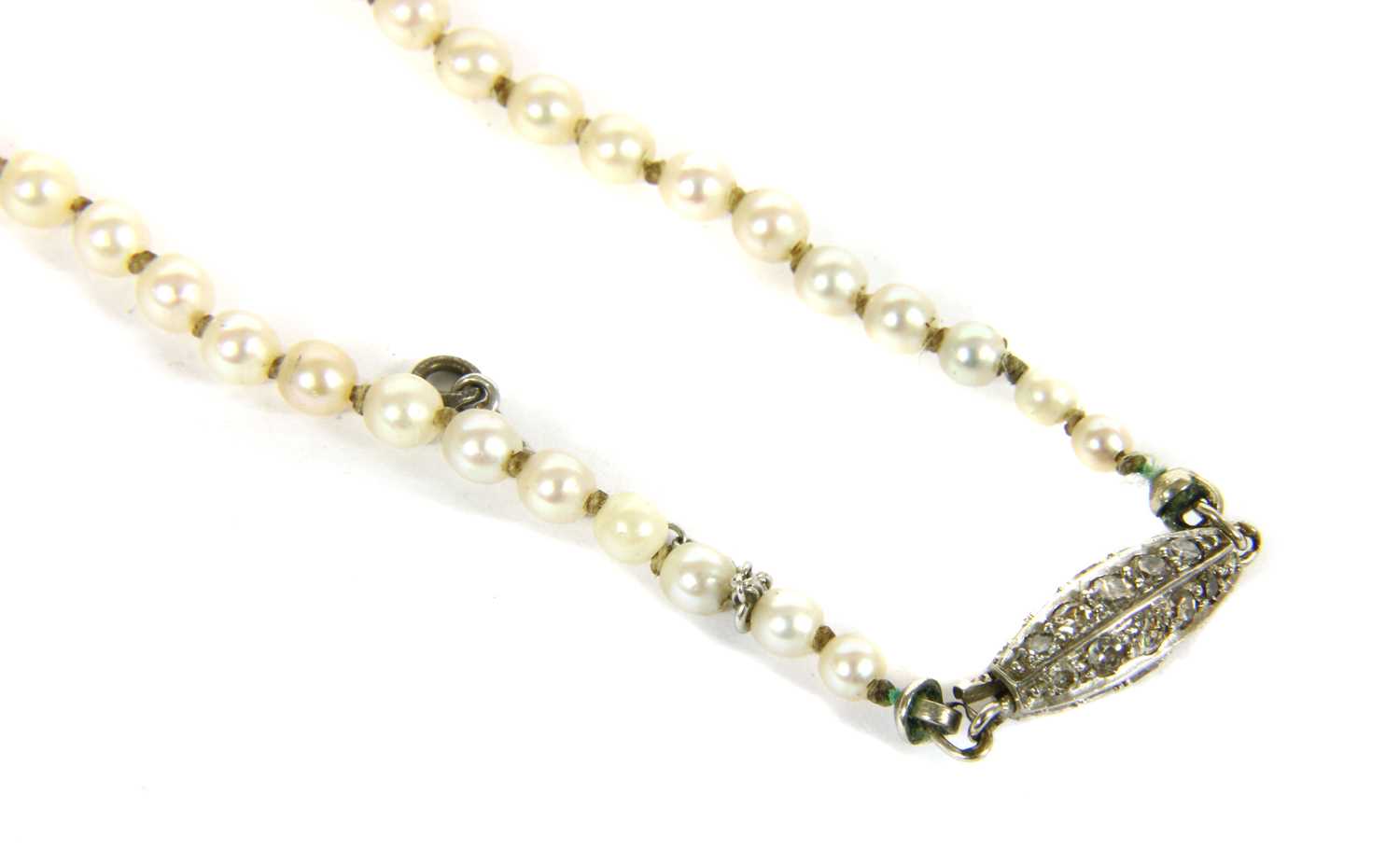 A single row graduated cultured pearl necklace, - Image 3 of 3