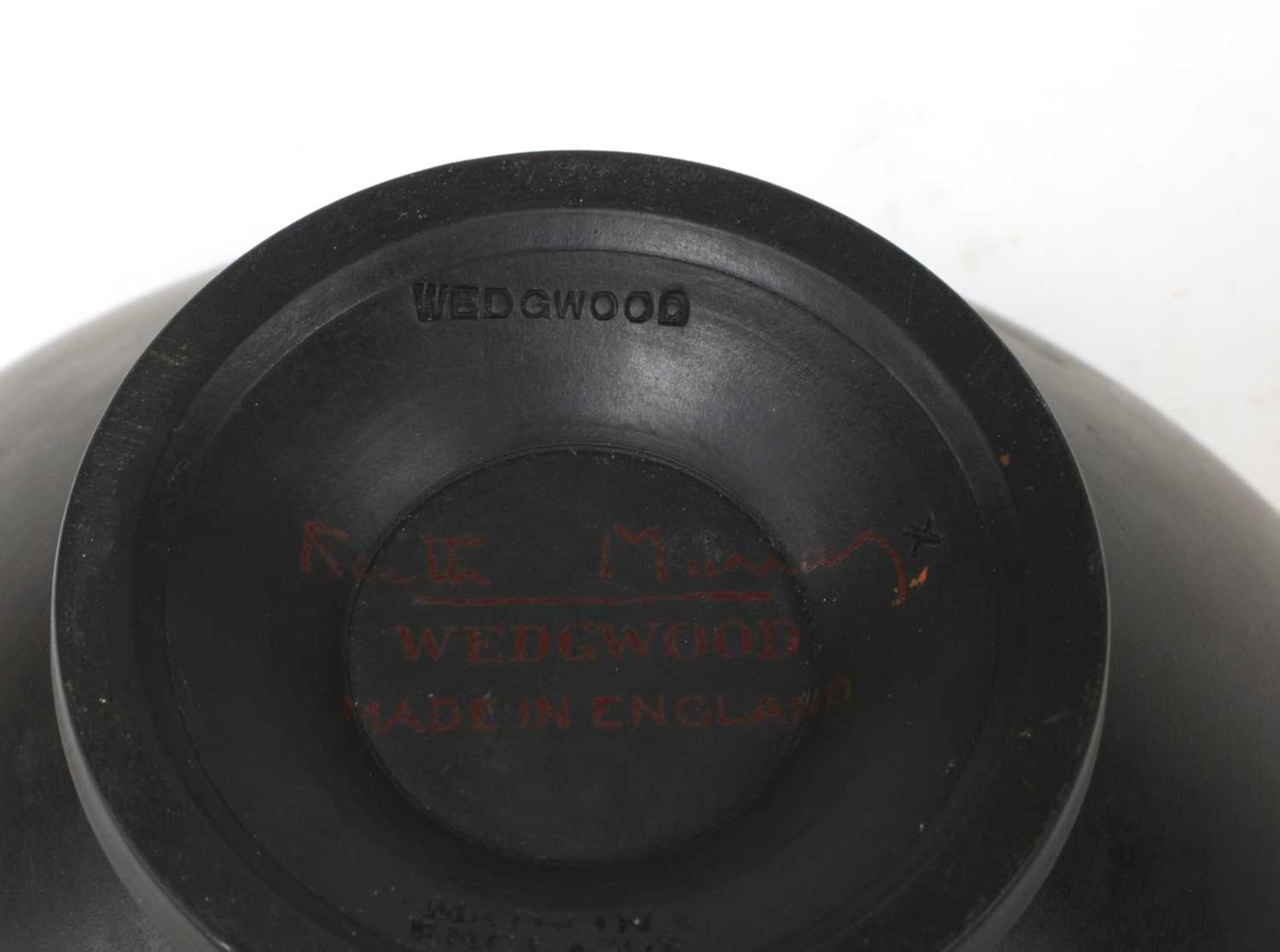 A Wedgwood basalt vase, - Bild 2 aus 2