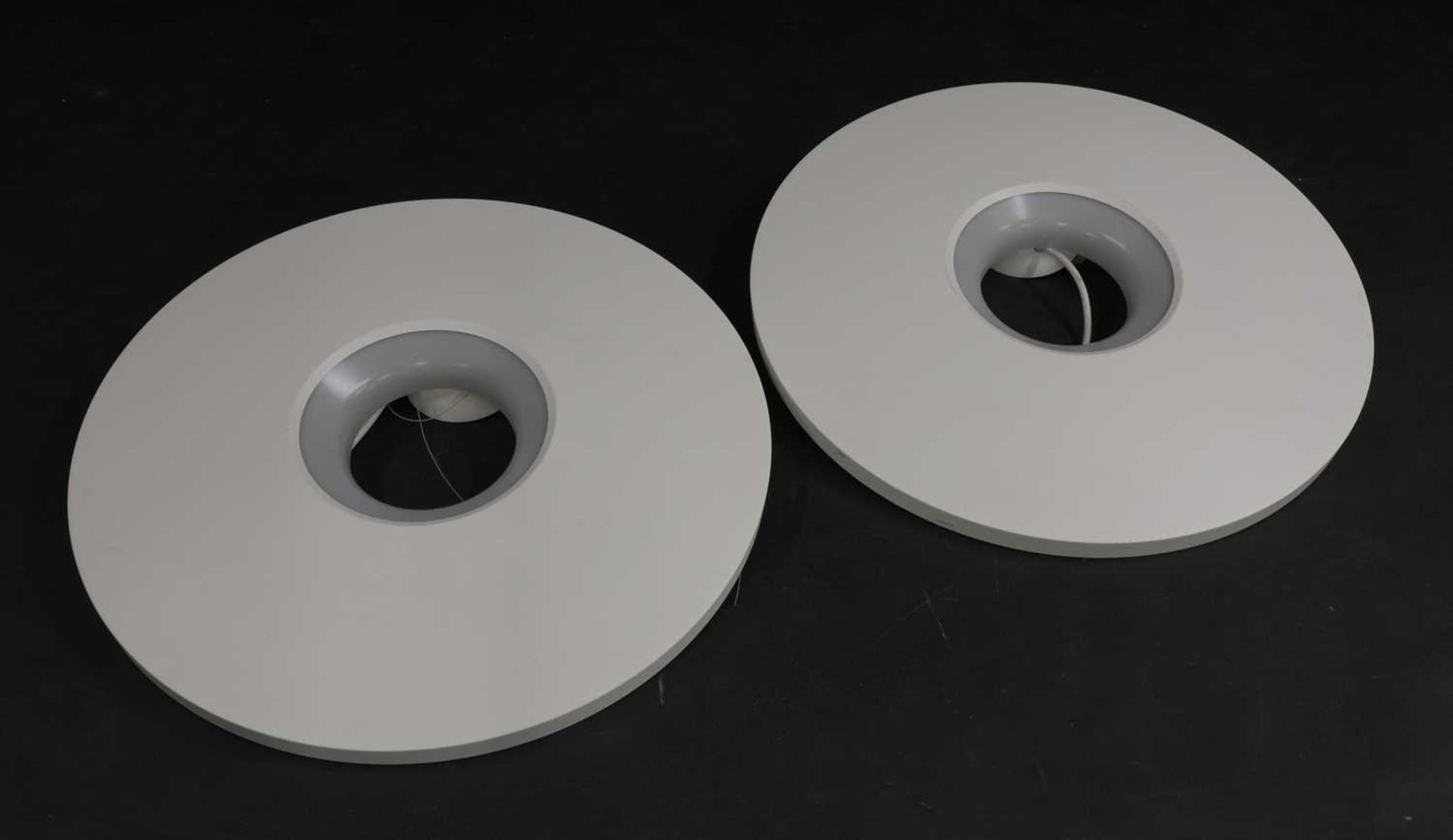 A pair of white pendant lamps, - Bild 2 aus 2