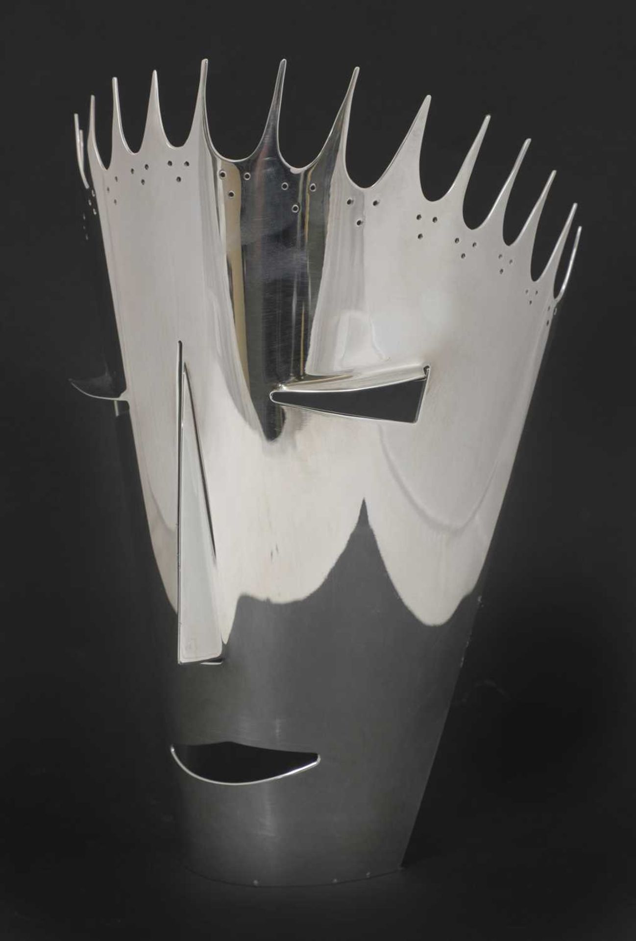 A silver-plated face mask, - Bild 2 aus 3
