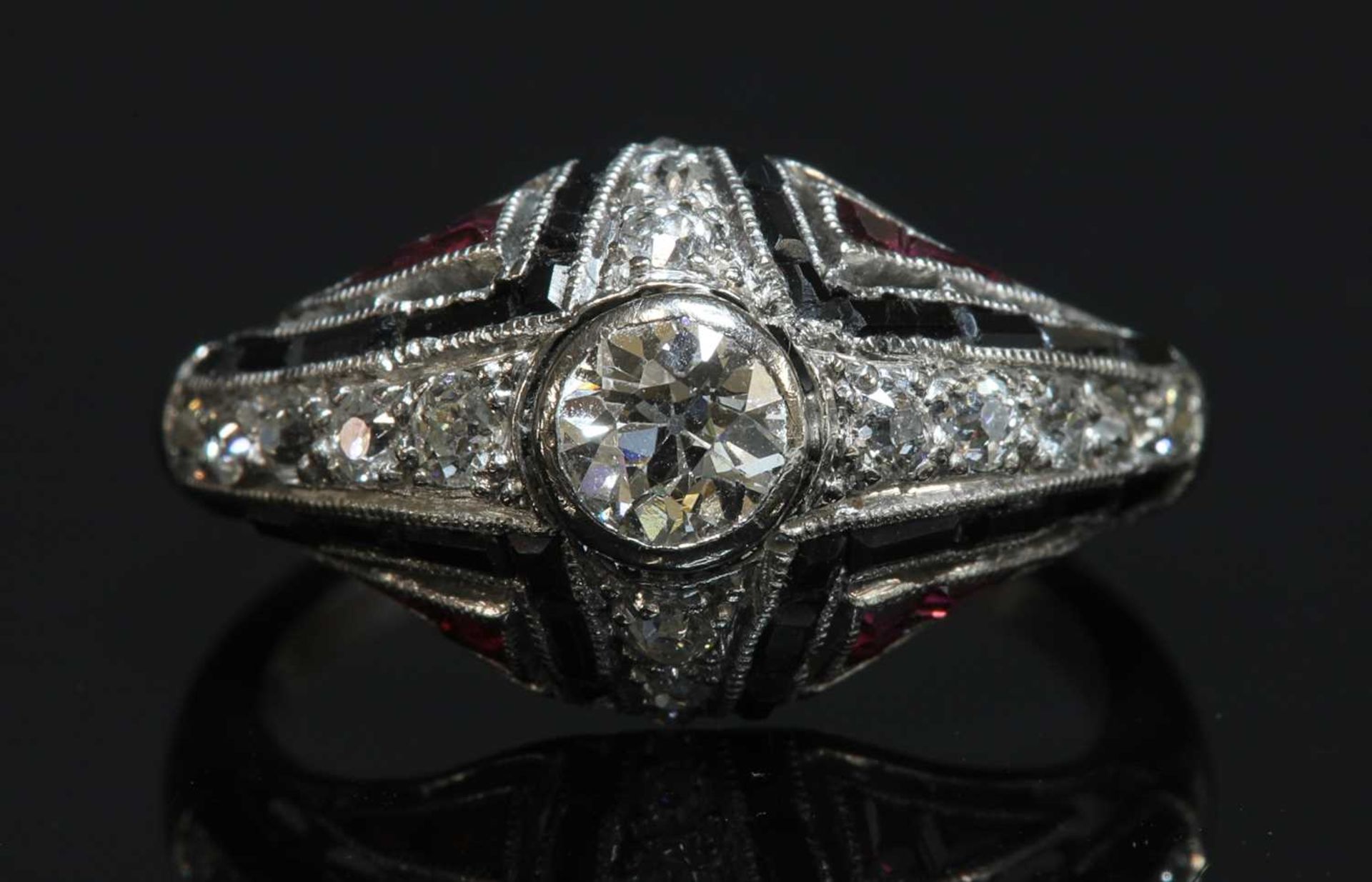 An Art Deco diamond, onyx and synthetic ruby bombé ring, c.1930, - Bild 2 aus 3
