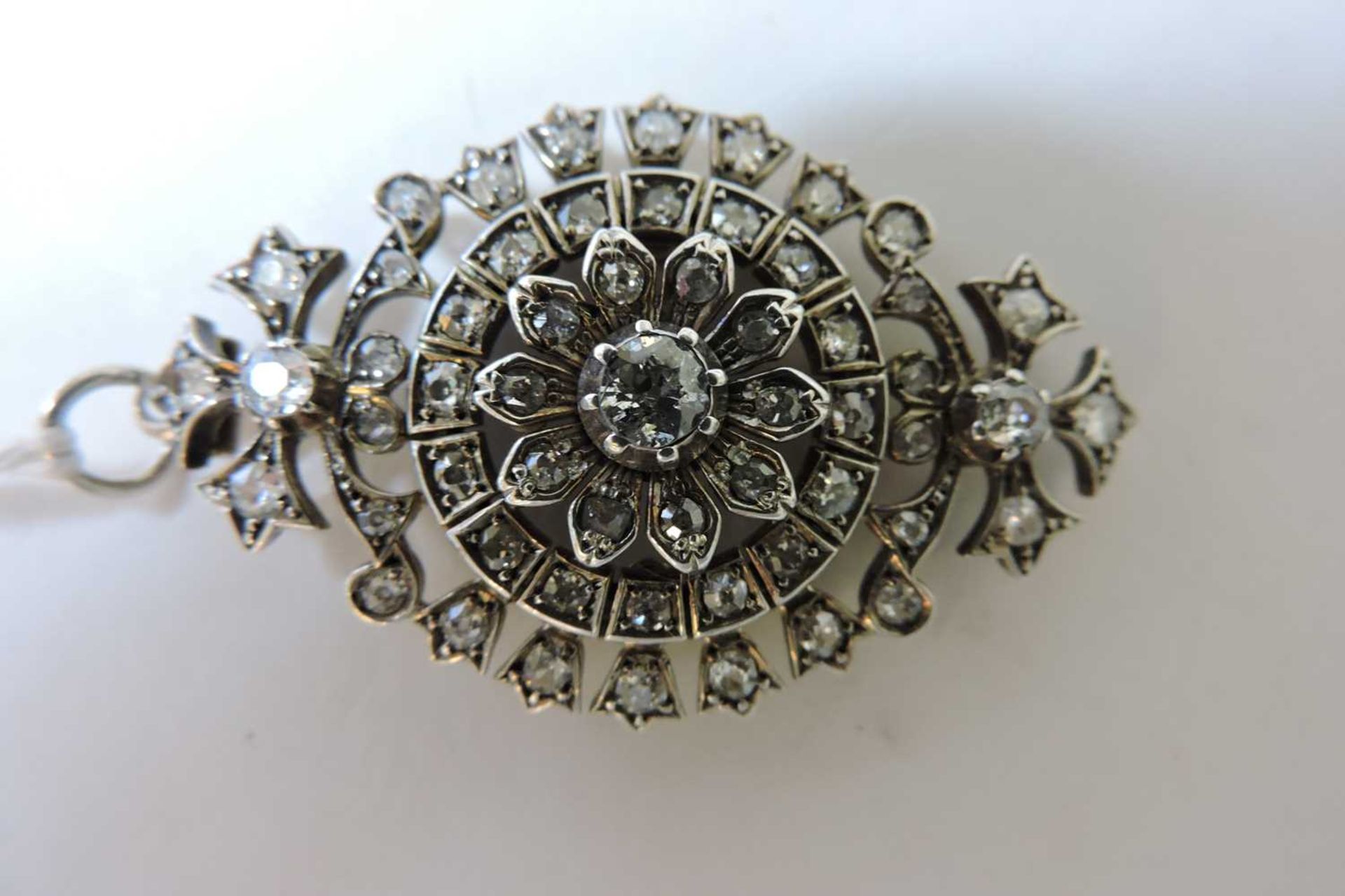 A late Victorian diamond set target-style brooch/pendant, c.1880, - Bild 4 aus 4