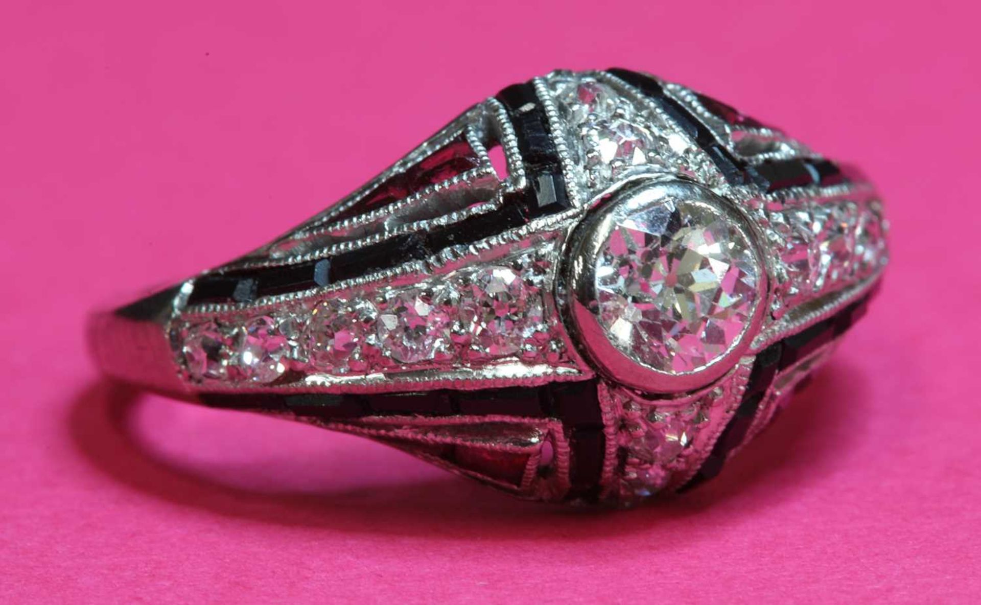 An Art Deco diamond, onyx and synthetic ruby bombé ring, c.1930, - Bild 3 aus 3