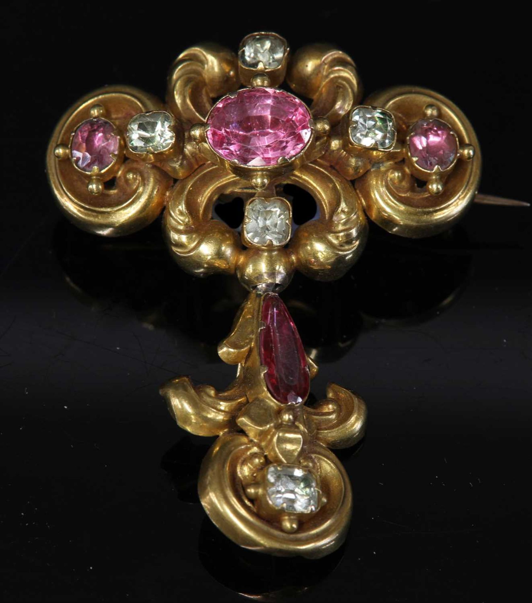 A Victorian cased gold-foiled topaz and chrysolite brooch, c.1840,