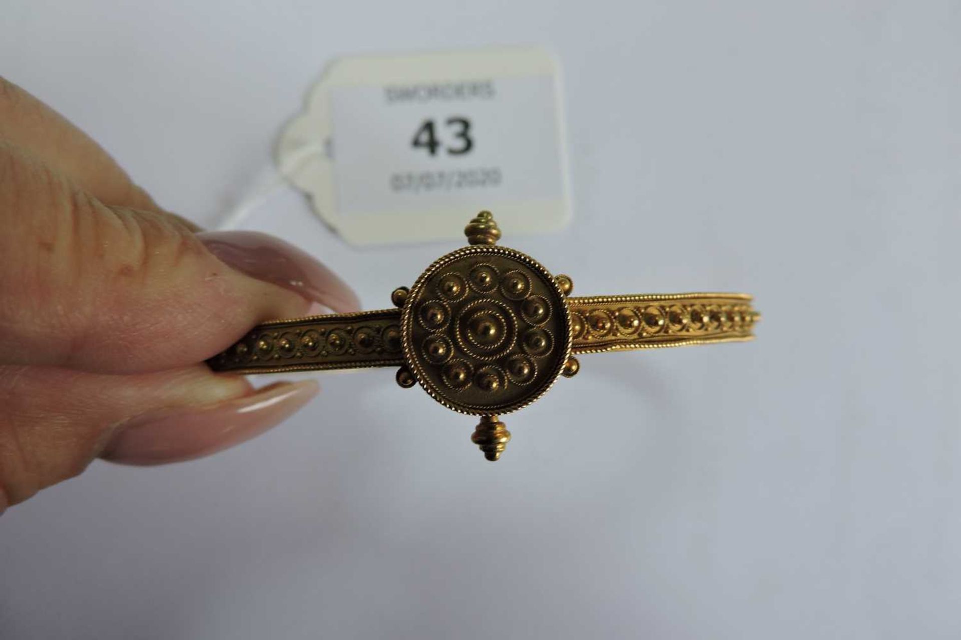 A Victorian Archaeological Revival Etruscan-style gold hinged bangle, c.1870, - Bild 4 aus 5