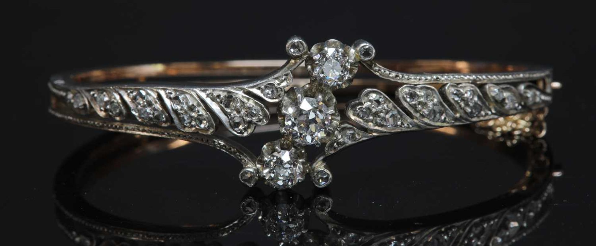 A French diamond set hinged bangle, c.1890, - Bild 2 aus 2