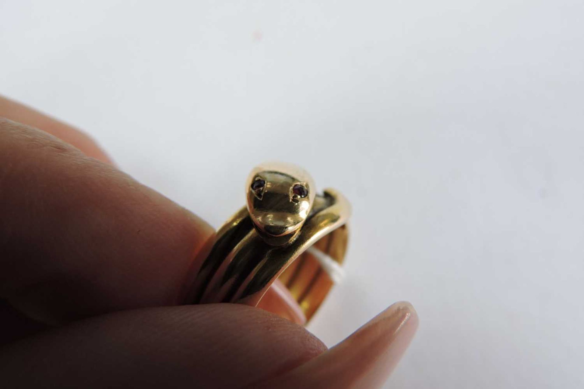 A Victorian 15ct gold ruby set snake or serpent ring, - Bild 3 aus 6