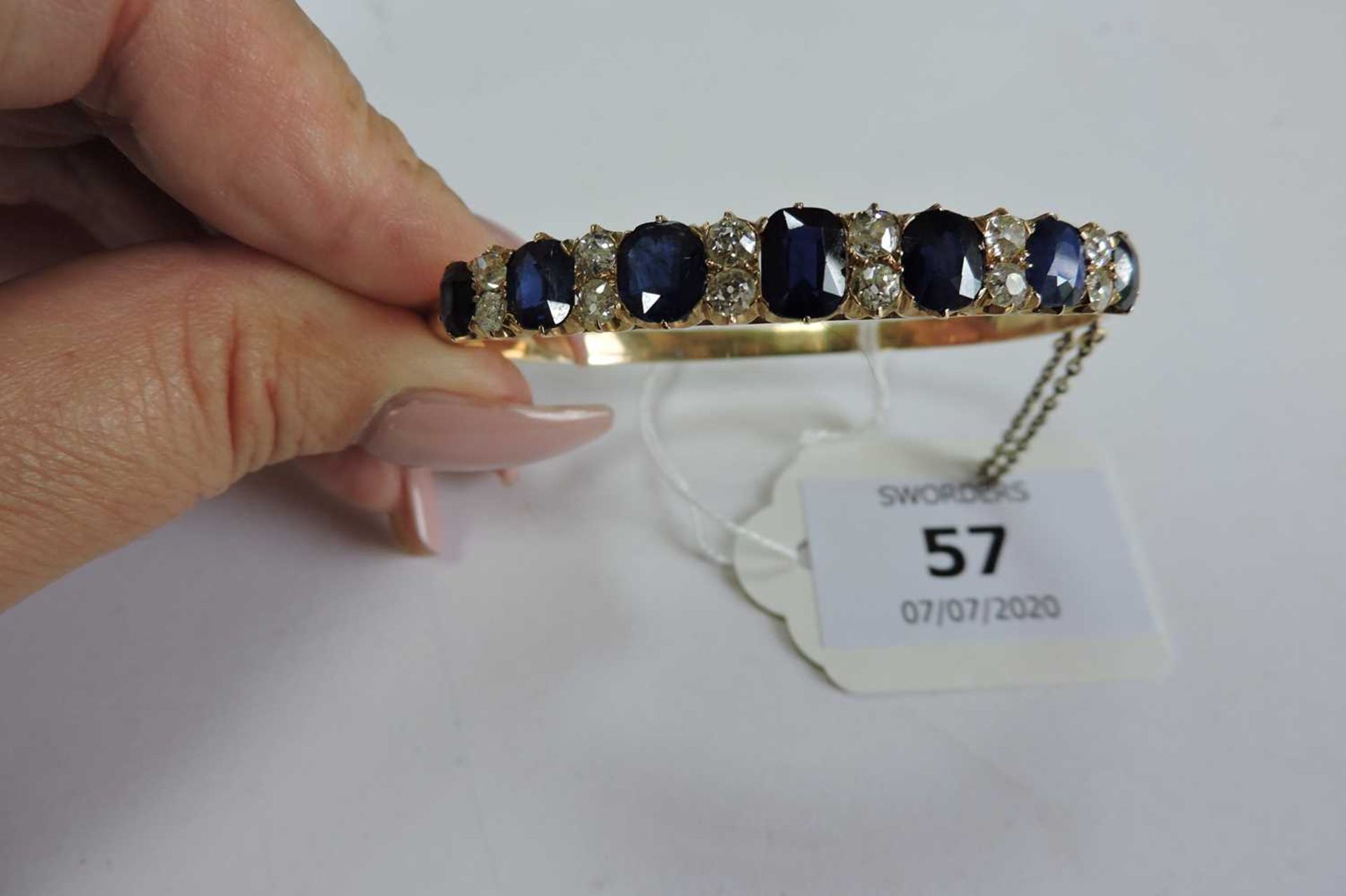 A late Victorian sapphire and diamond hinged bangle, c.1890, - Bild 6 aus 6