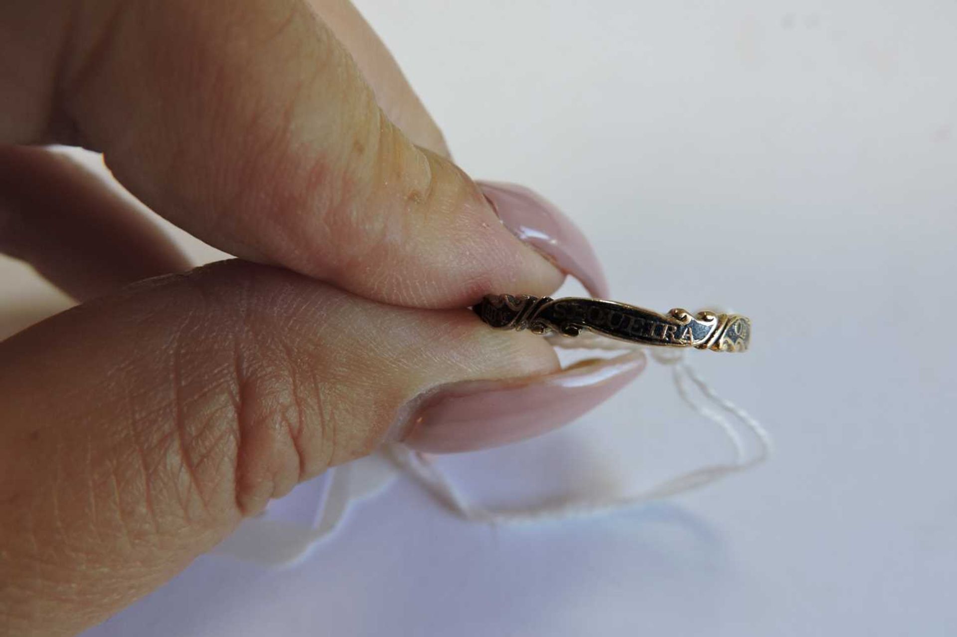 A Georgian gold amethyst memorial ring, c.1747, - Bild 3 aus 11