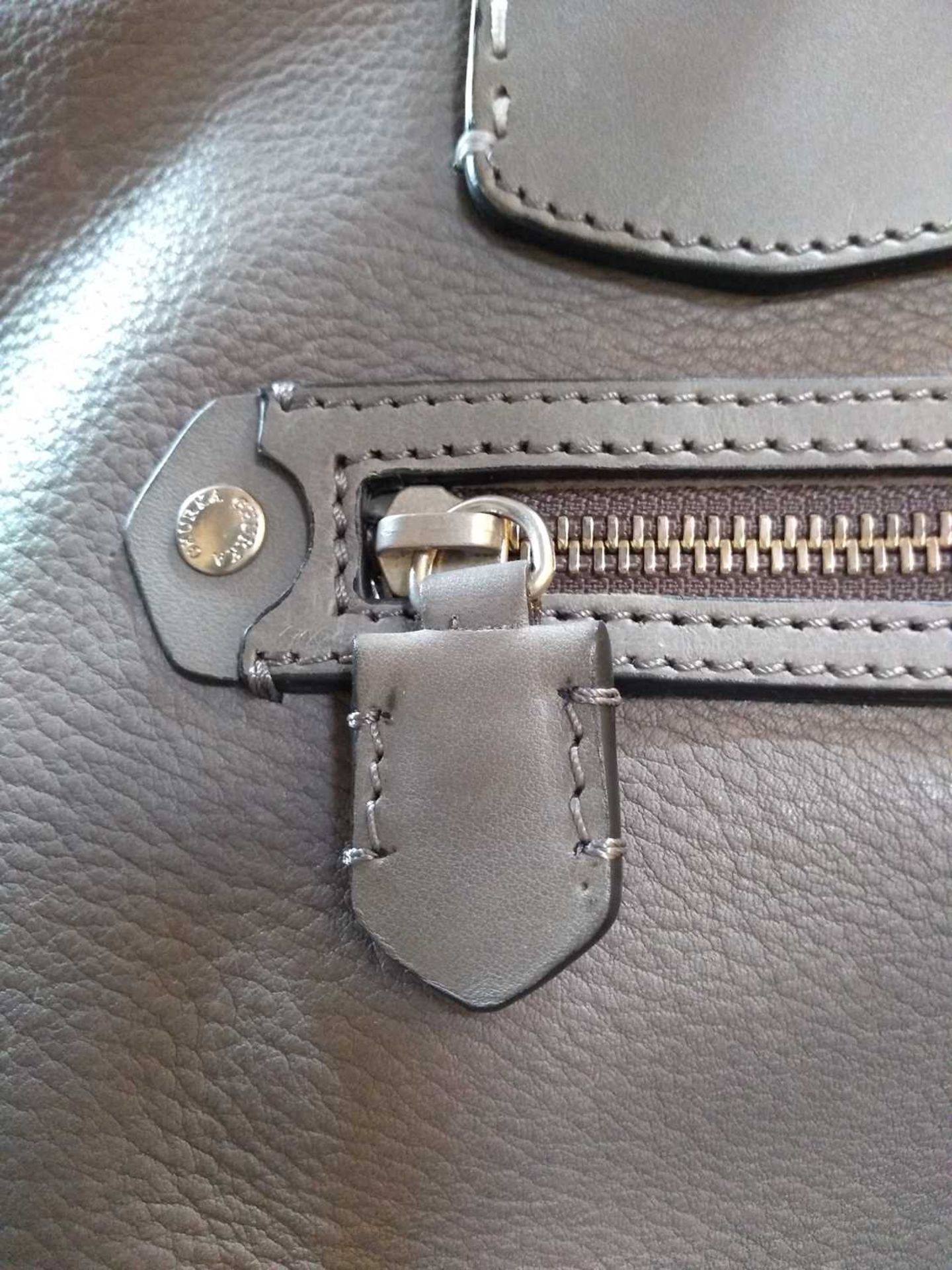 A Ghurka grey leather travel bag, - Bild 10 aus 13