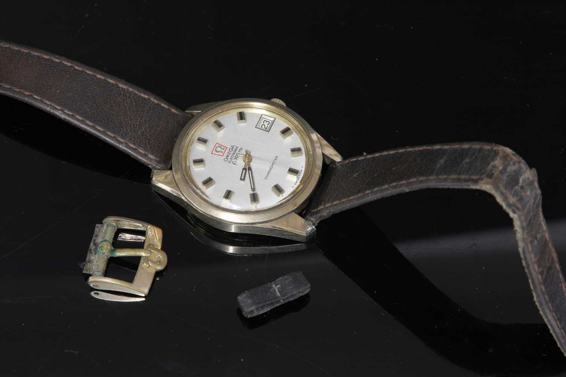 A gentlemen's 9ct gold Omega 'Electronic L300 H2 Chronometer' strap watch, c.1970, - Bild 2 aus 6