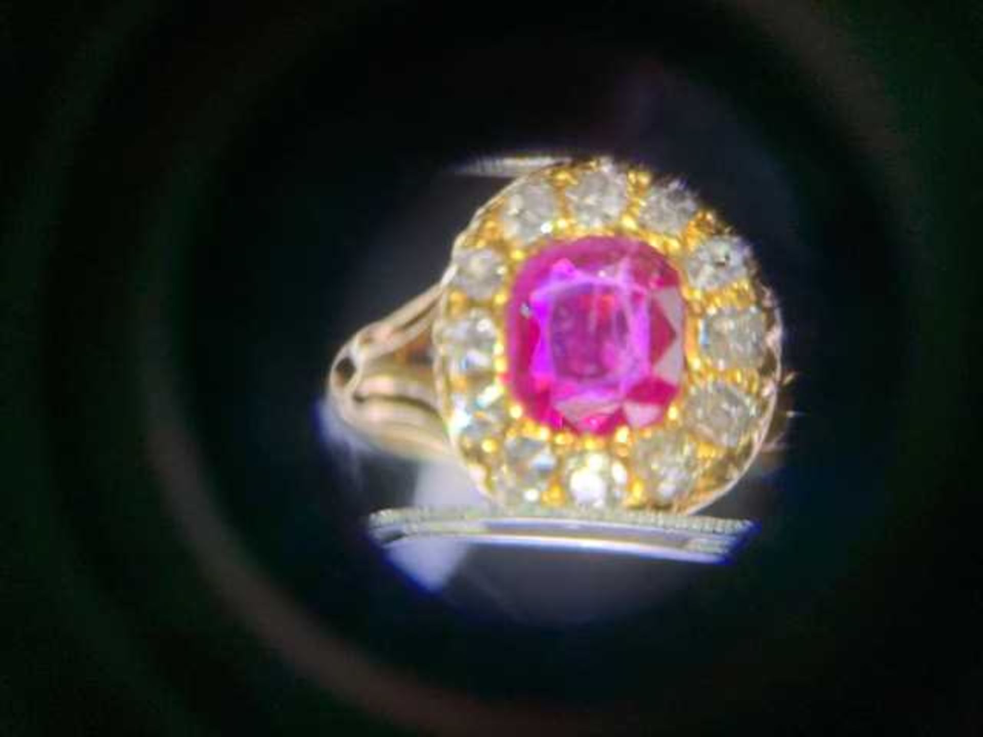 A late Victorian ruby and diamond cushion-shaped cluster ring, - Bild 3 aus 7