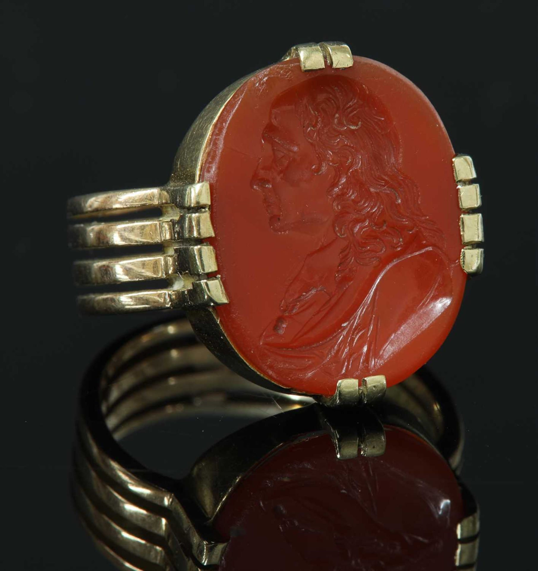 A gentlemen's Edwardian gold hardstone signet ring,