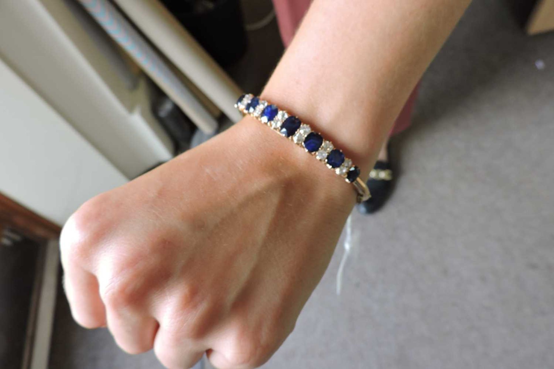 A late Victorian sapphire and diamond hinged bangle, c.1890, - Bild 4 aus 6