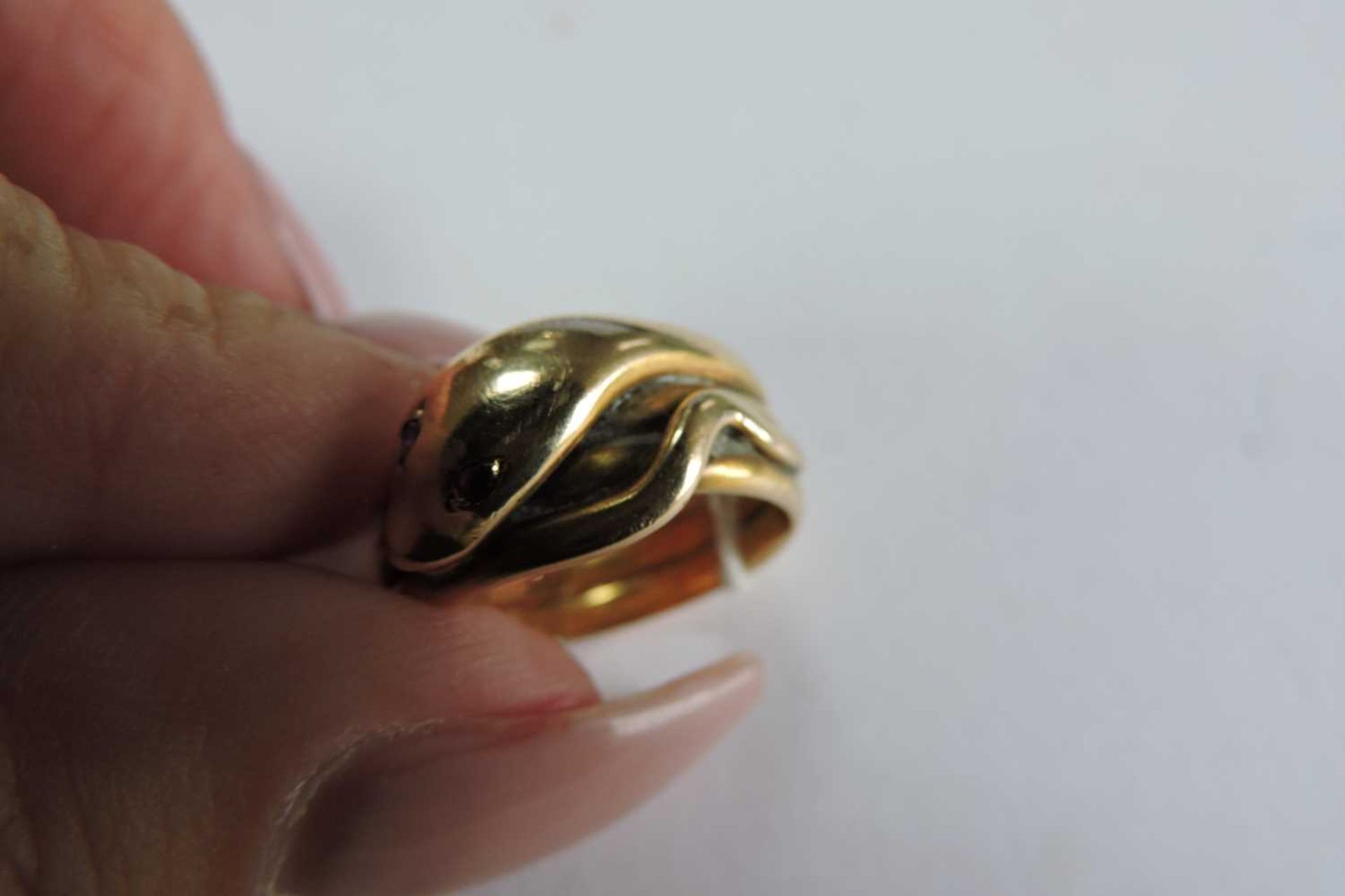 A Victorian 15ct gold ruby set snake or serpent ring, - Bild 2 aus 6