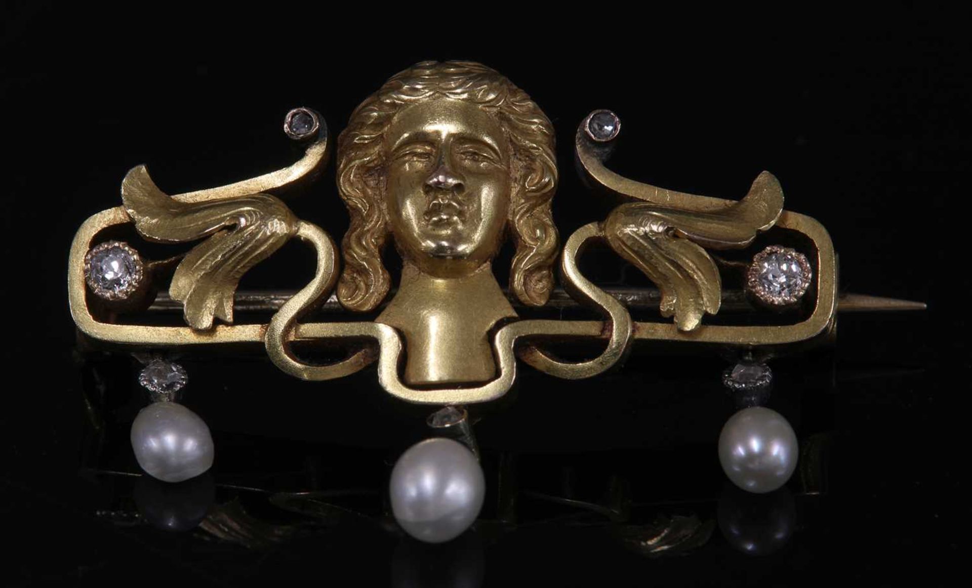 An Art Nouveau Continental pearl and diamond bar brooch, - Bild 2 aus 3