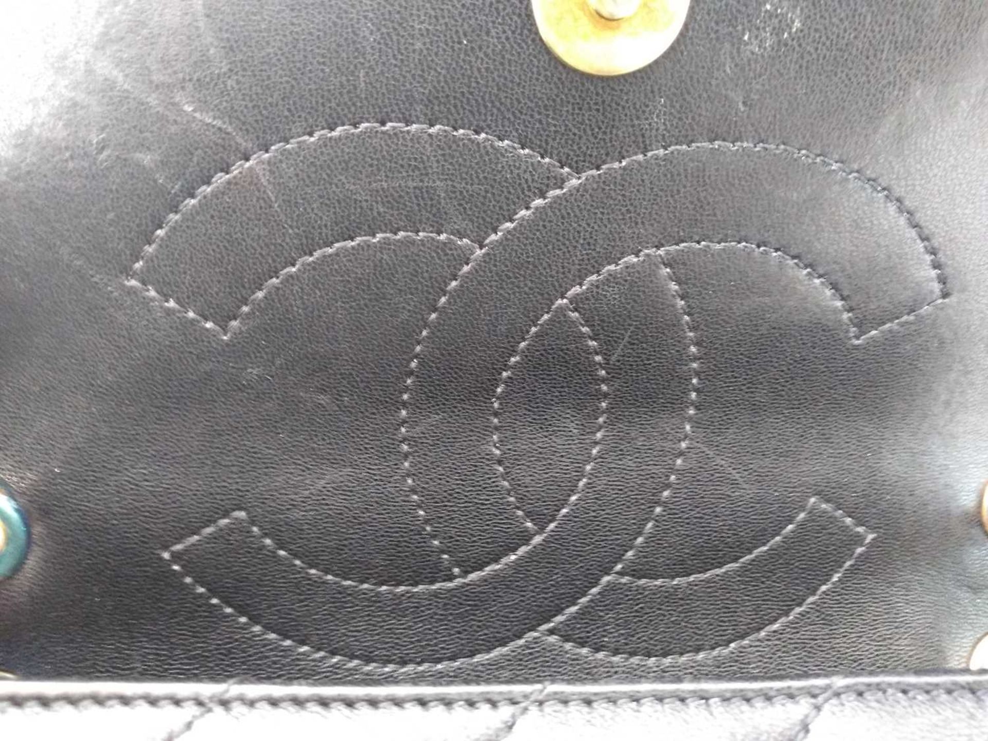A Chanel black chevron flap bag, - Bild 5 aus 17