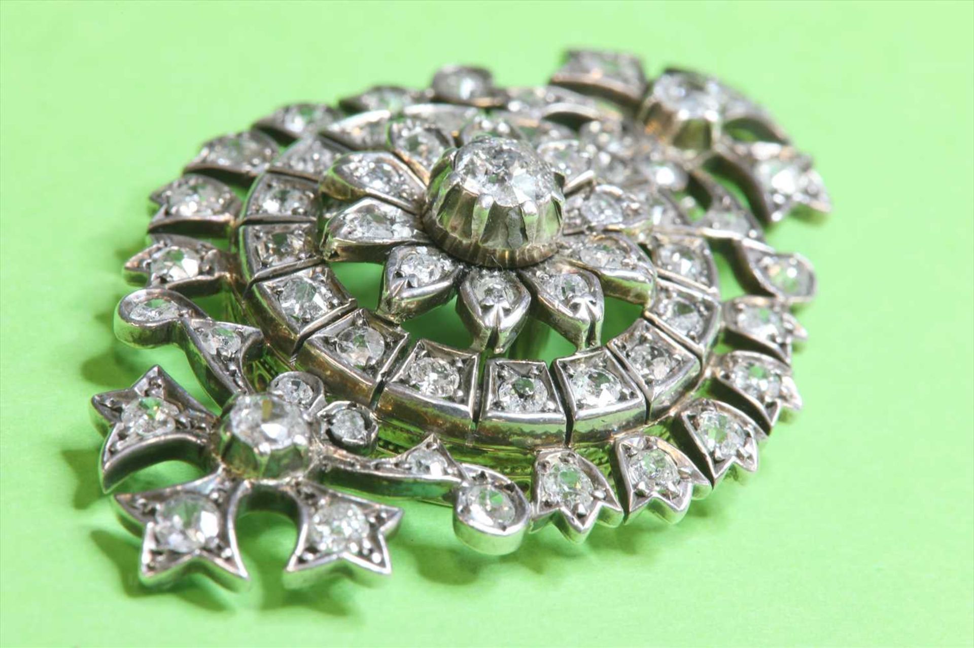 A late Victorian diamond set target-style brooch/pendant, c.1880, - Bild 2 aus 4