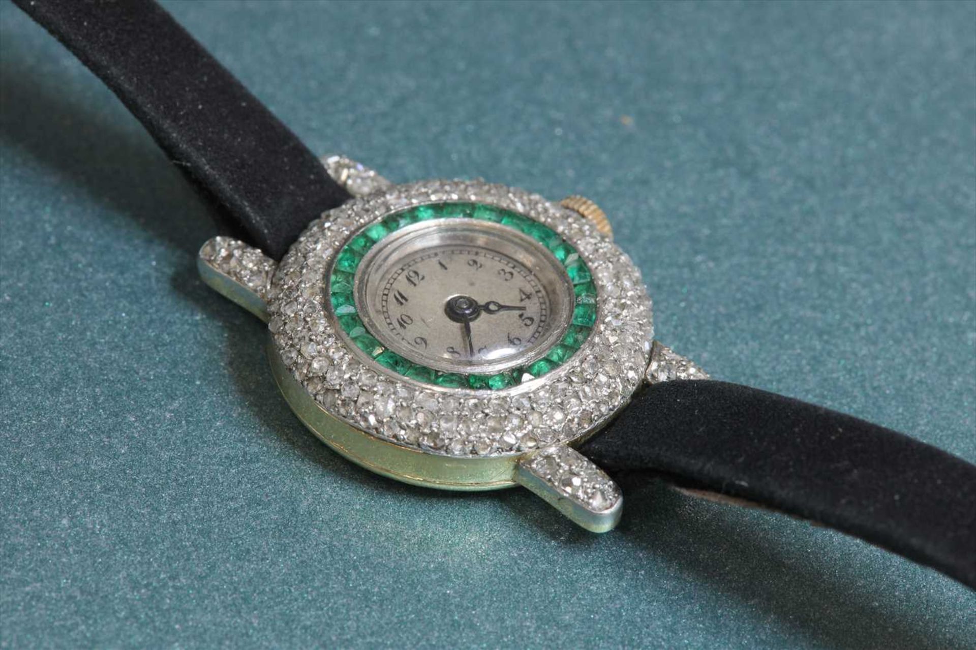 A ladies' Art Deco 18ct two colour gold Longines emerald and diamond cocktail watch, c.1920, - Bild 2 aus 5