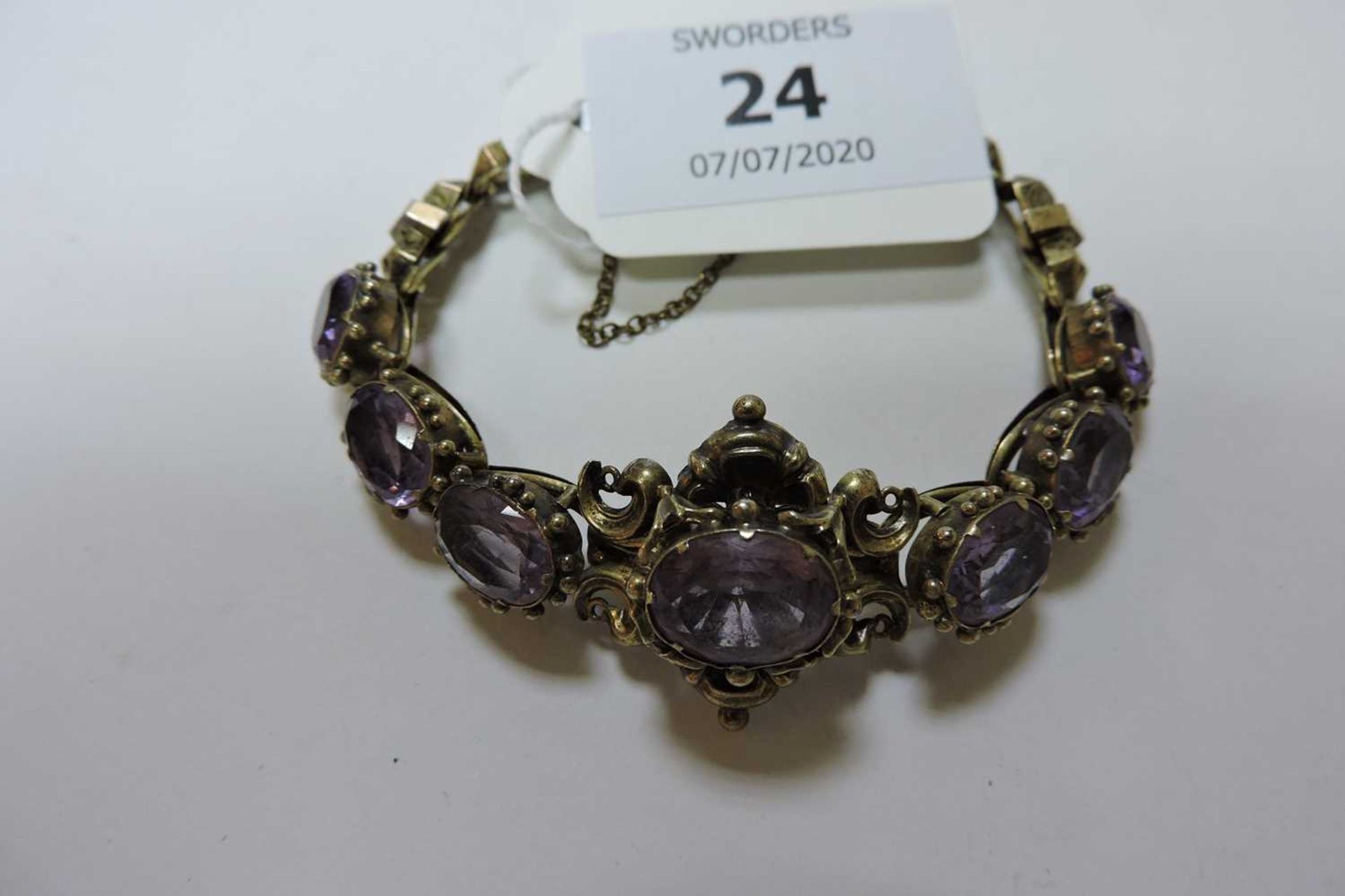 A Victorian gold amethyst bracelet, c.1850, - Bild 2 aus 3