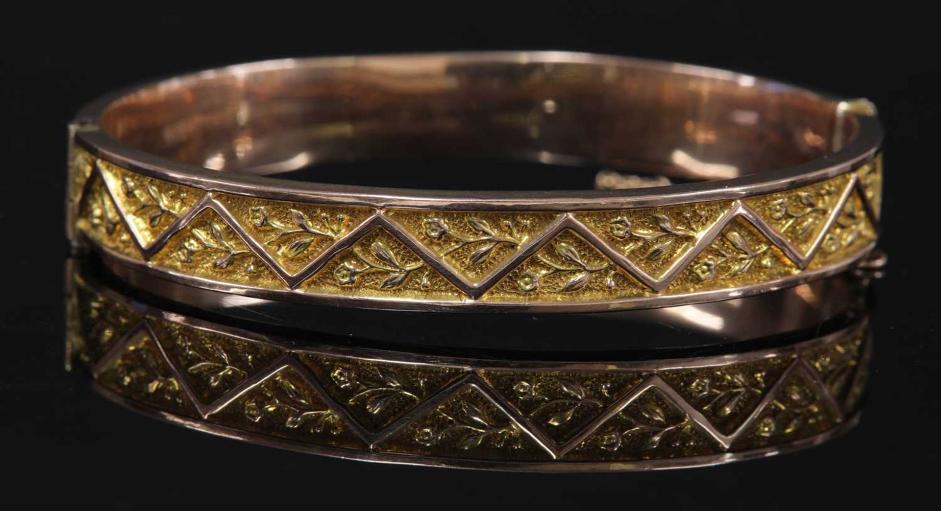 An early 20th century gold hollow hinged bangle,