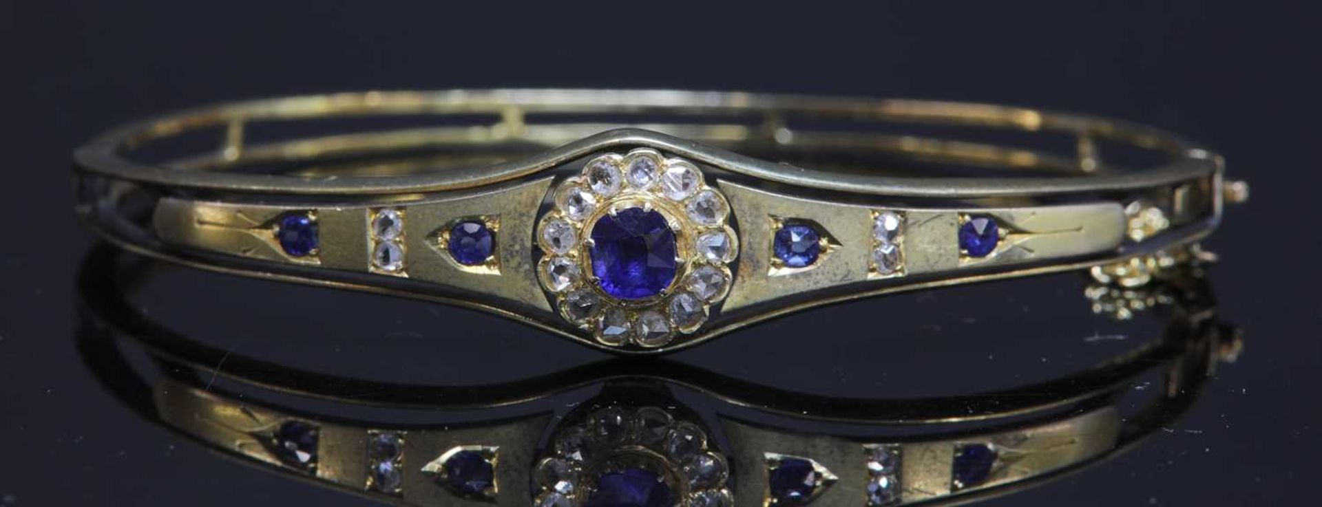 An Edwardian gold sapphire and diamond bangle, c.1900, - Bild 2 aus 2