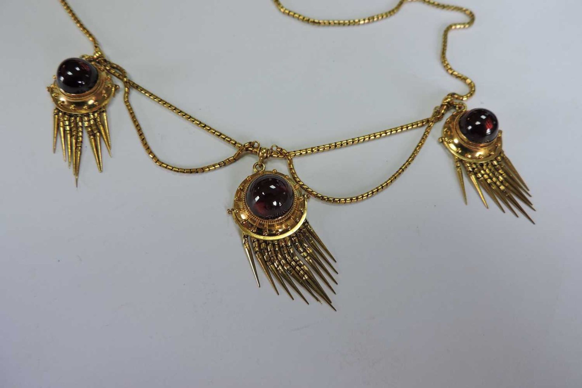 A cased Victorian gold and garnet set Etruscan Revival swag and fringe necklace, c.1860, - Bild 7 aus 7