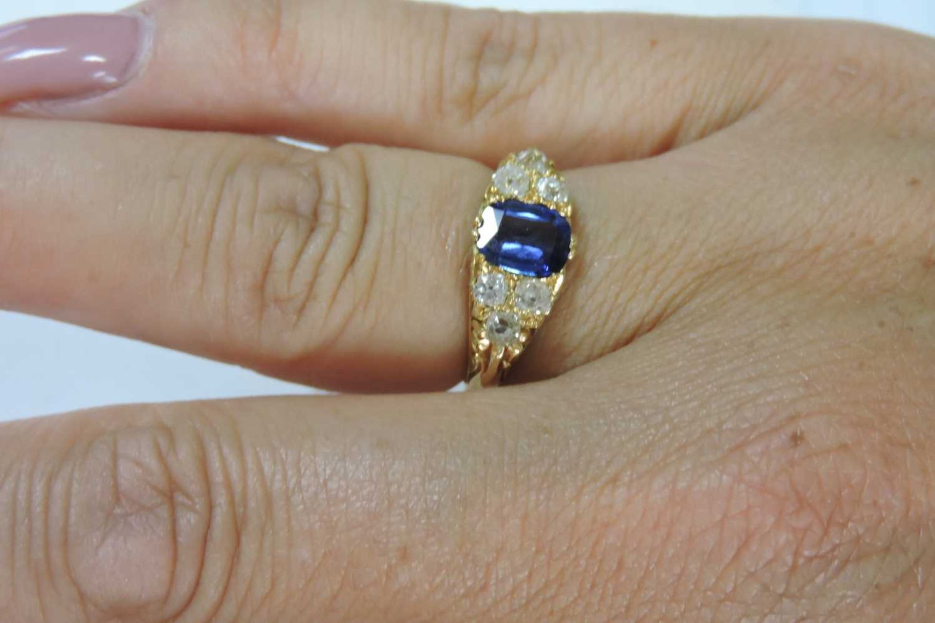 A gold sapphire and diamond carved head ring, - Bild 3 aus 5