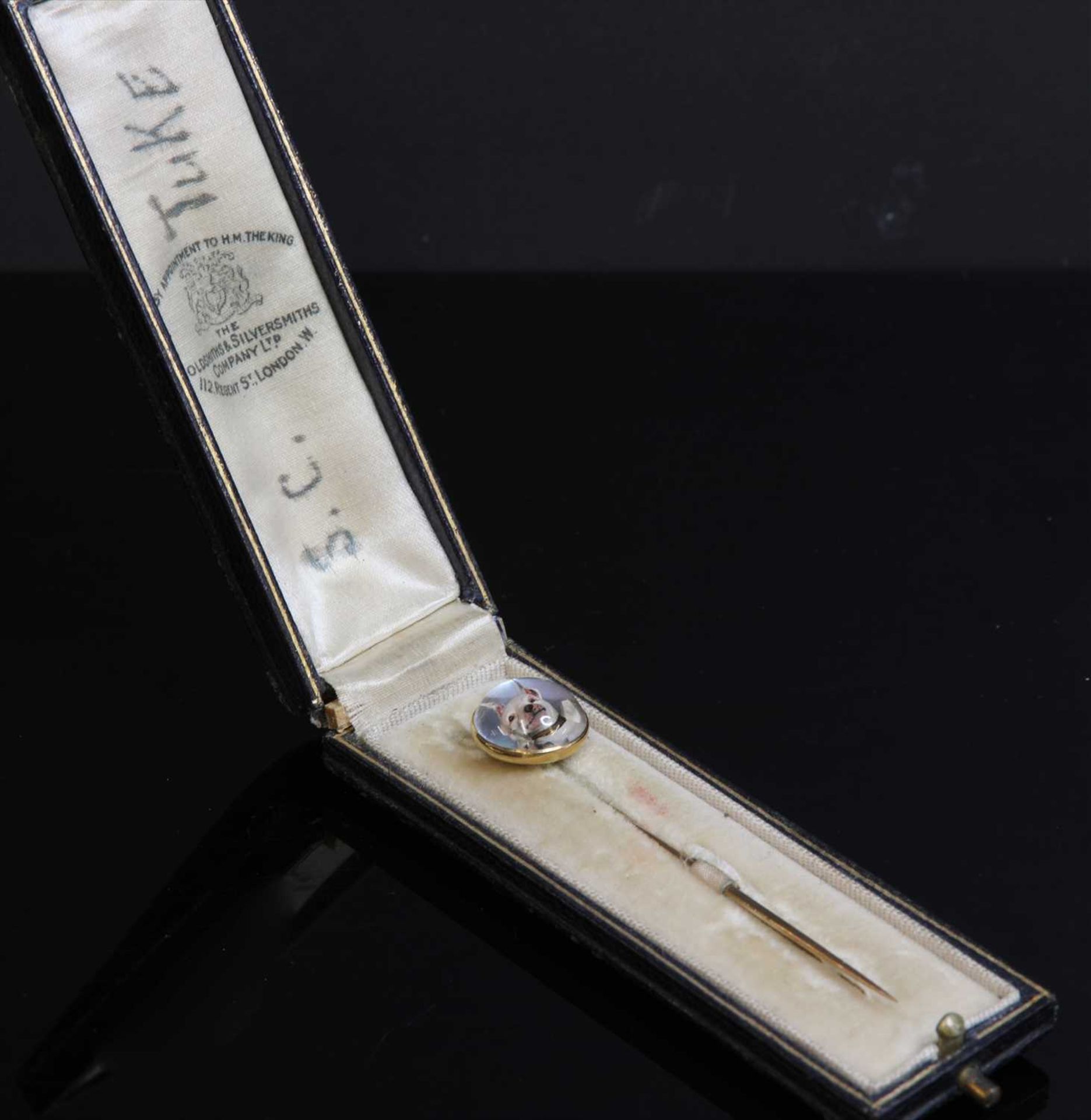 A cased Victorian reverse painted crystal intaglio stick pin, - Bild 2 aus 2