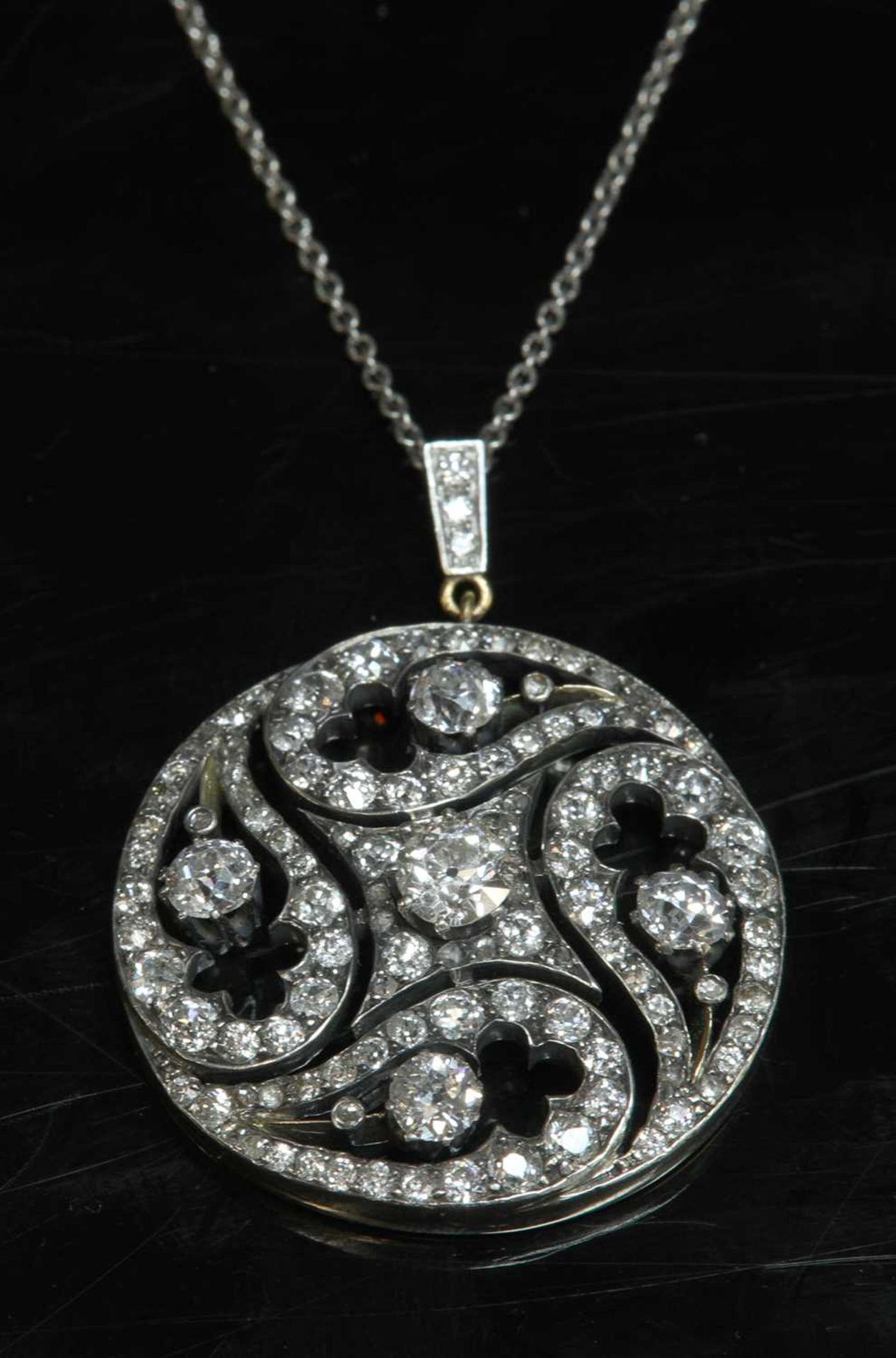 A Victorian diamond set circular pendant, - Bild 2 aus 3