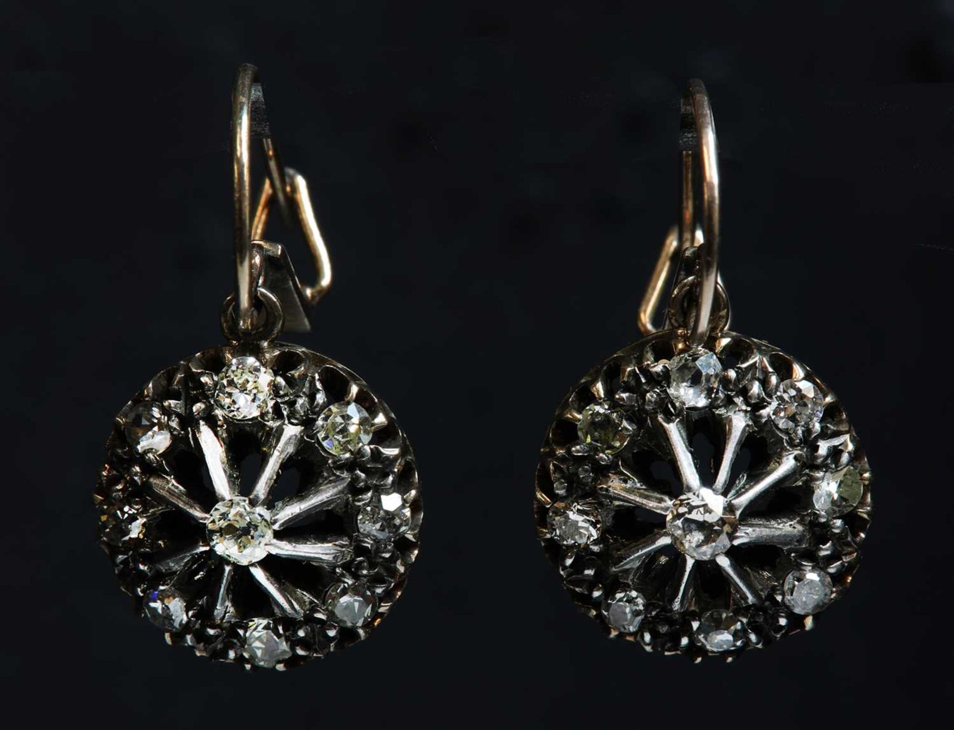 A pair of Edwardian, diamond set, gold and silver cluster drop earrings, c.1910, - Bild 2 aus 2