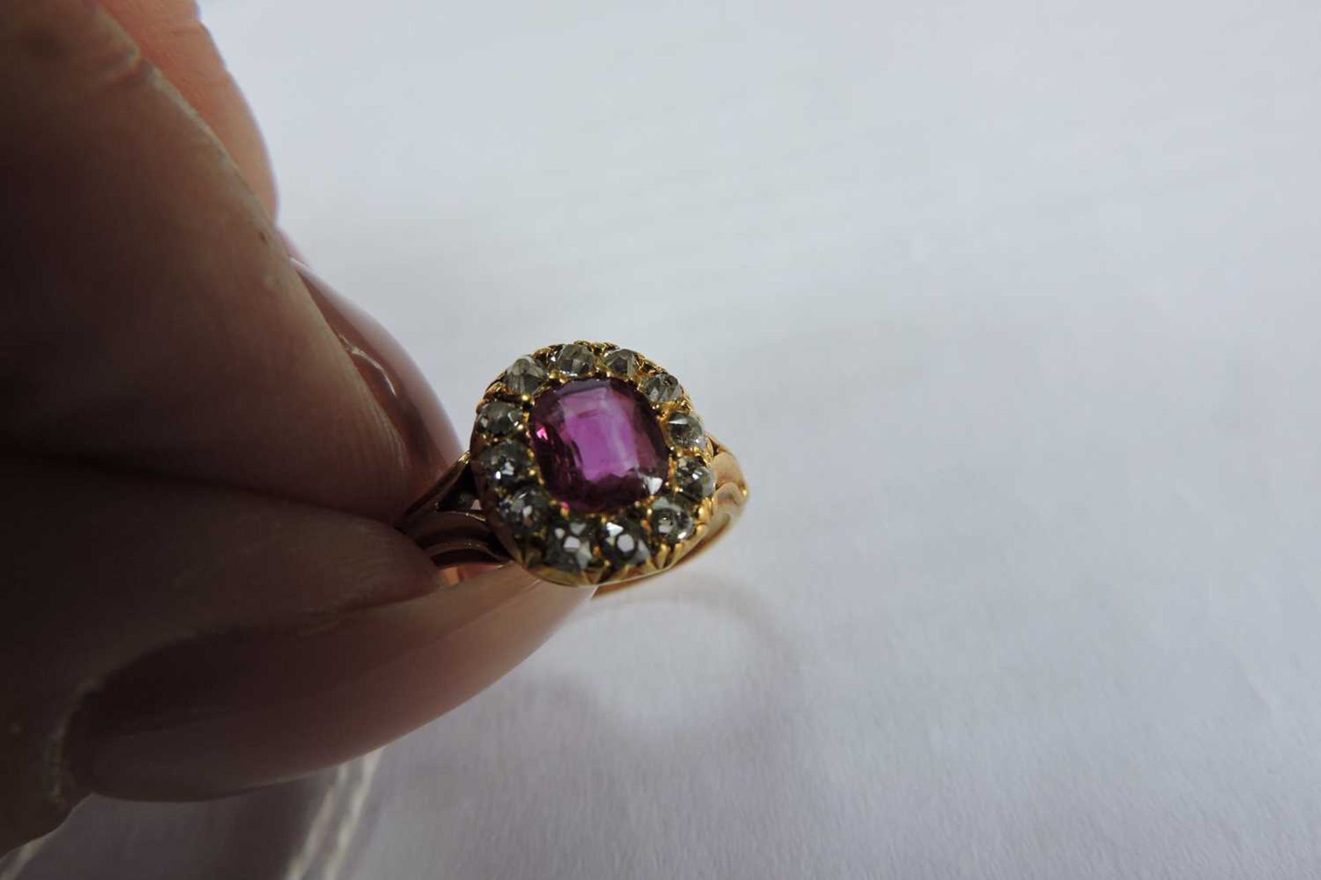 A late Victorian ruby and diamond cushion-shaped cluster ring, - Bild 4 aus 7